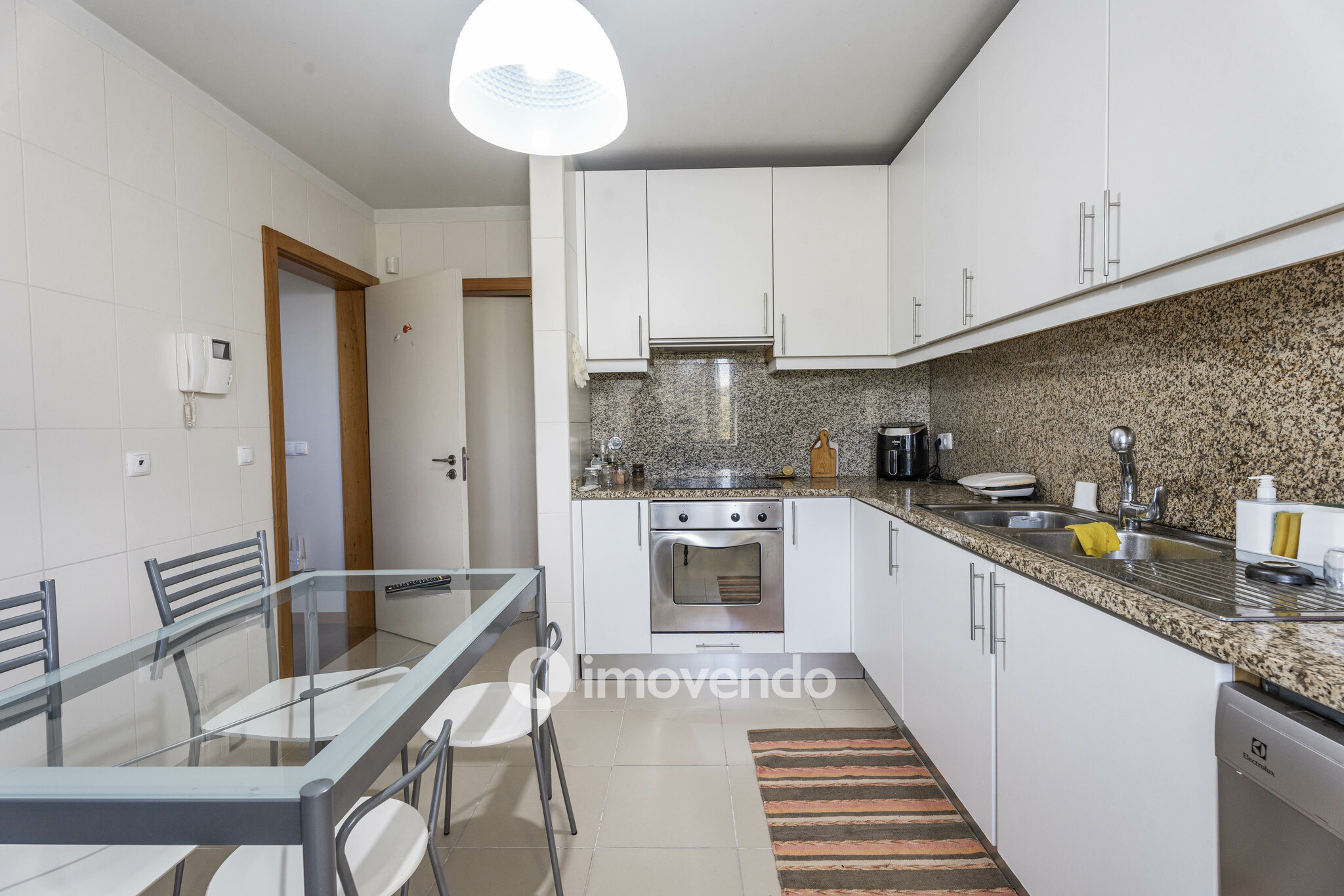 Moradia T3 moderna, com garagem e jardim, em Custóias, Porto
