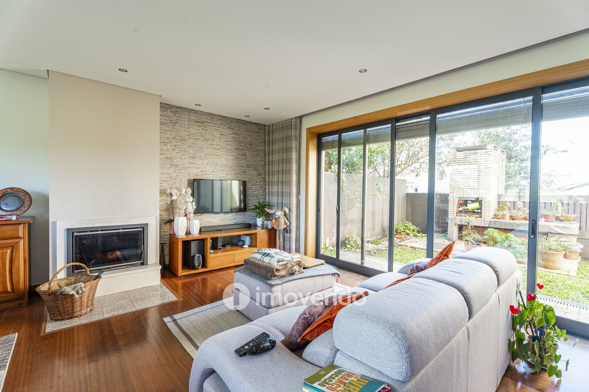 Moradia T3 moderna, com garagem e jardim, em Custóias, Porto