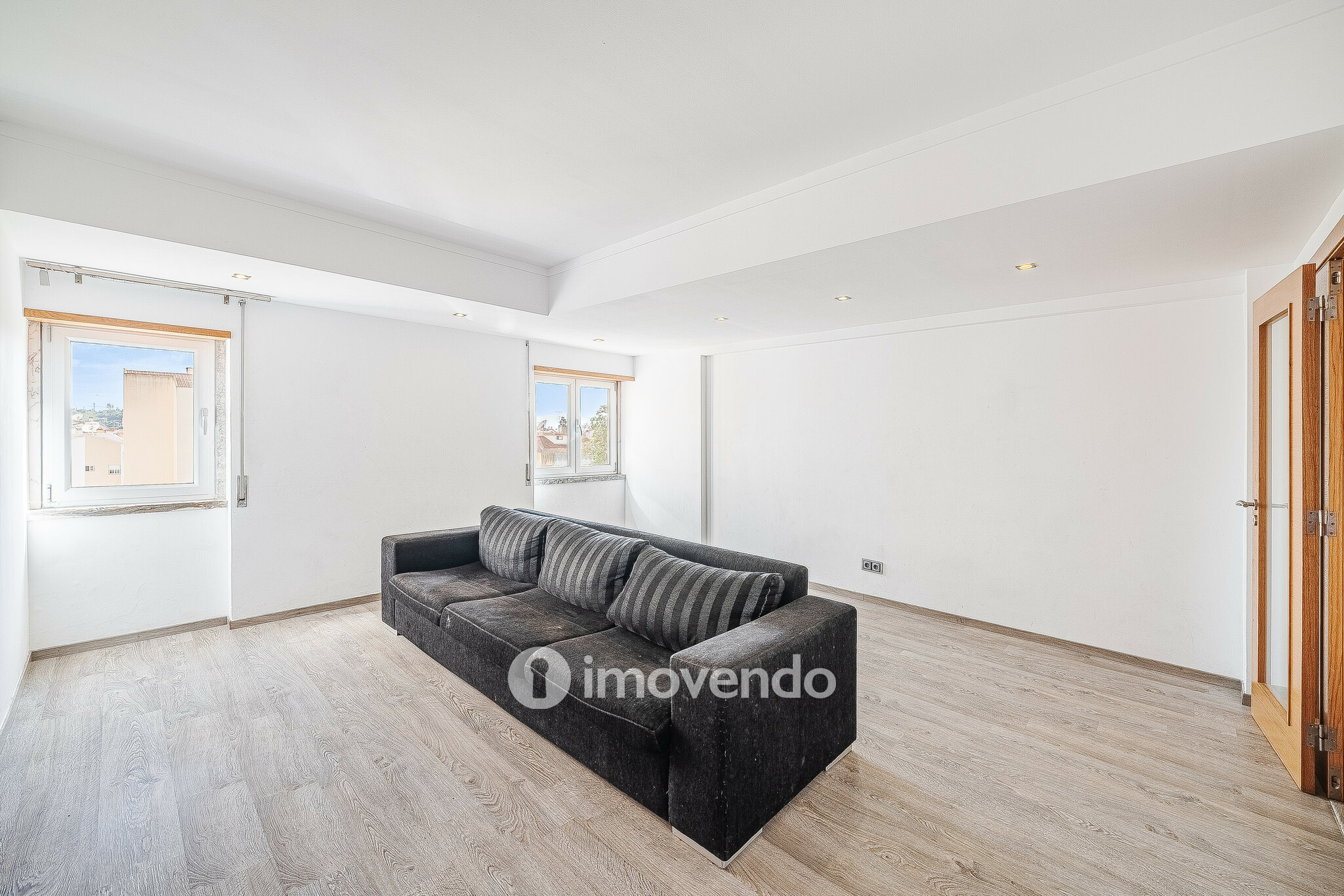 Apartamento T3 com áreas generosas e luz natural, no Carregado