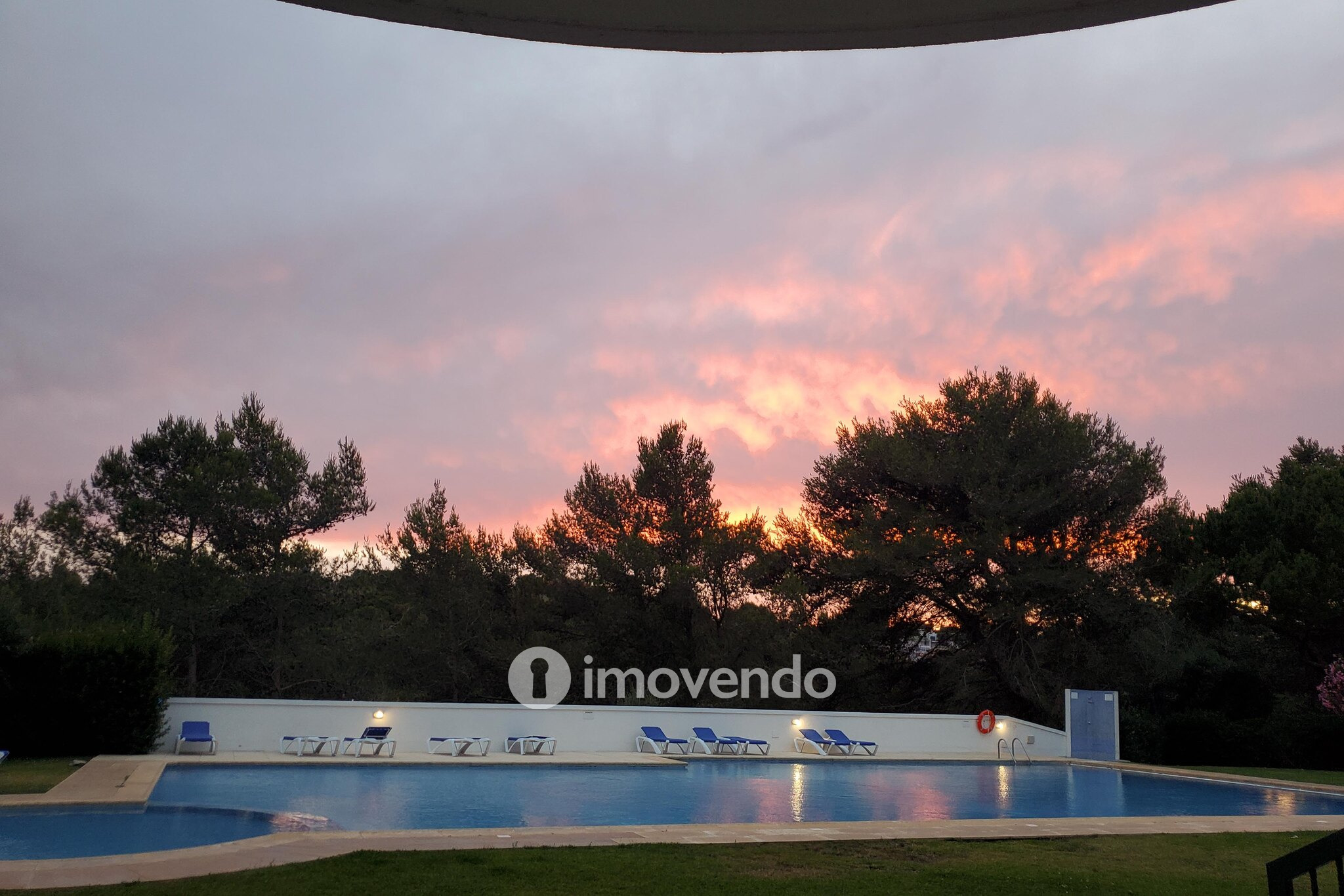 Apartamento T3 com estacionamento, no Condomínio Jardim da Lomba