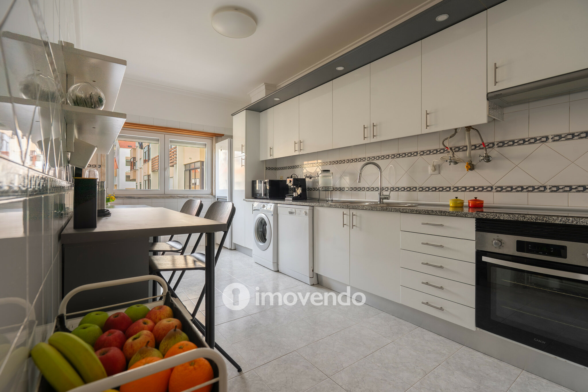 Apartamento T3 com áreas amplas e arrecadação, em Carnaxide