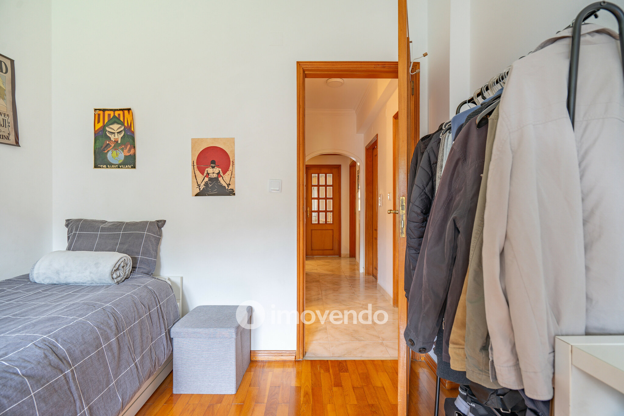 Apartamento T3 com áreas amplas e arrecadação, em Carnaxide