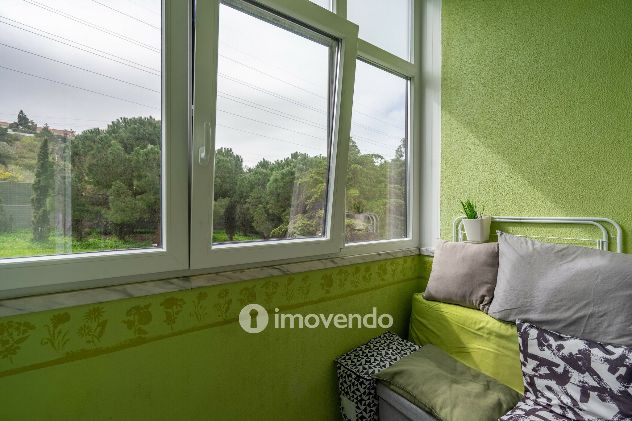 Apartamento T3 com áreas amplas e arrecadação, em Carnaxide