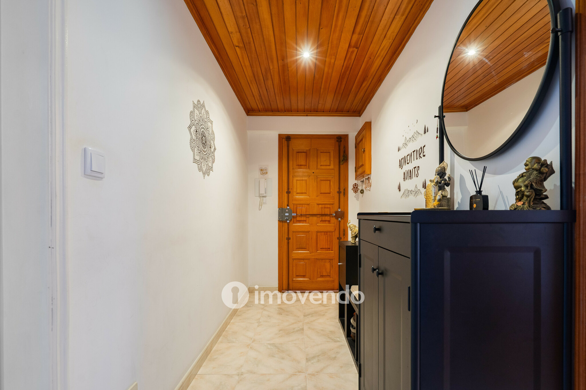 Apartamento T3 com áreas amplas e arrecadação, em Carnaxide