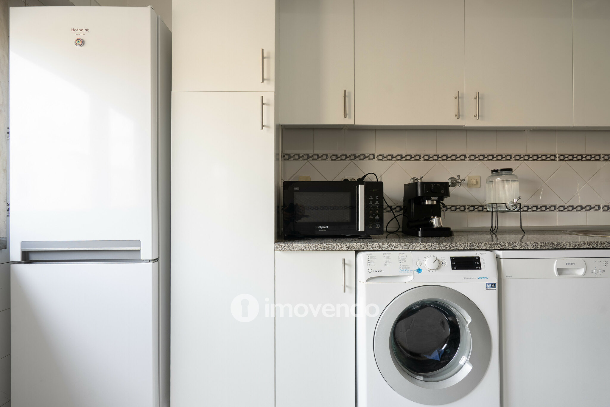 Apartamento T3 com áreas amplas e arrecadação, em Carnaxide