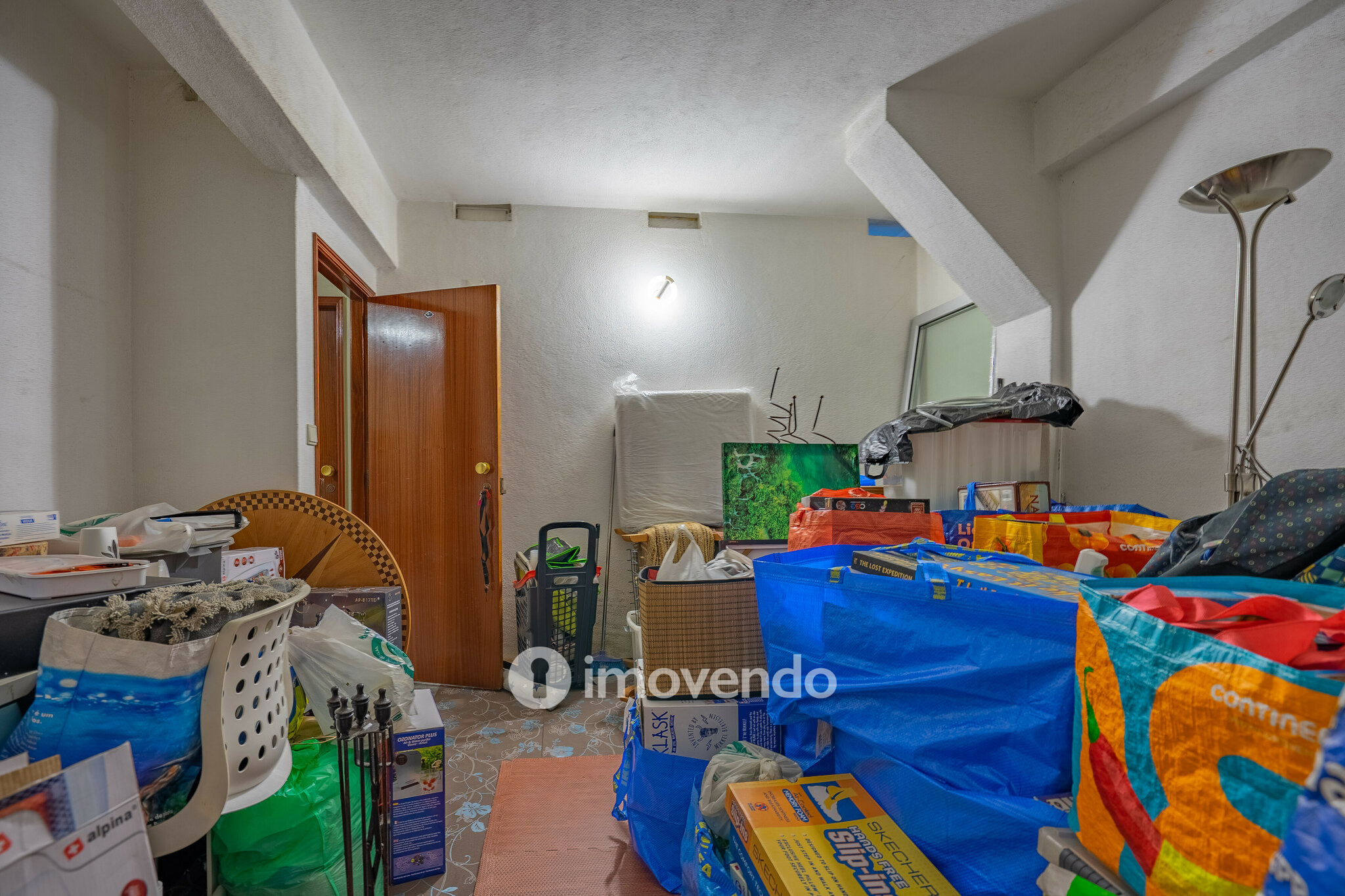 Apartamento T3 com áreas amplas e arrecadação, em Carnaxide