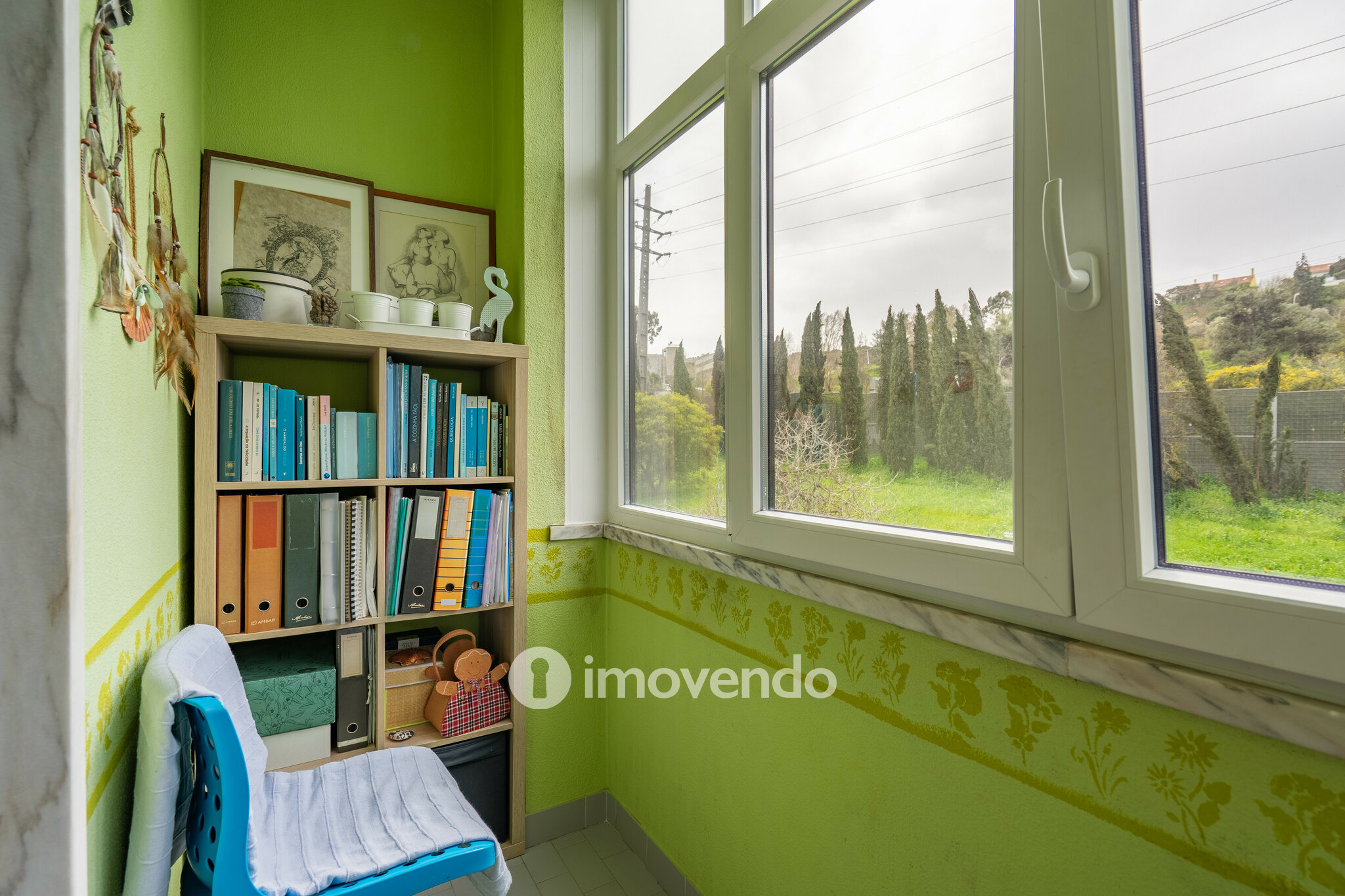 Apartamento T3 com áreas amplas e arrecadação, em Carnaxide