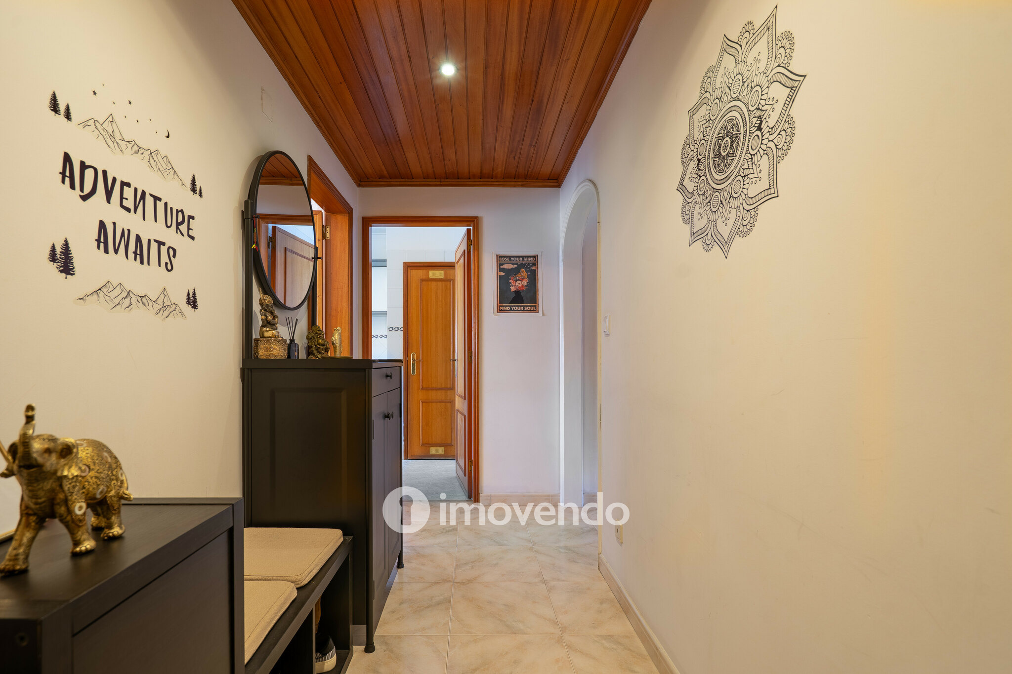 Apartamento T3 com áreas amplas e arrecadação, em Carnaxide