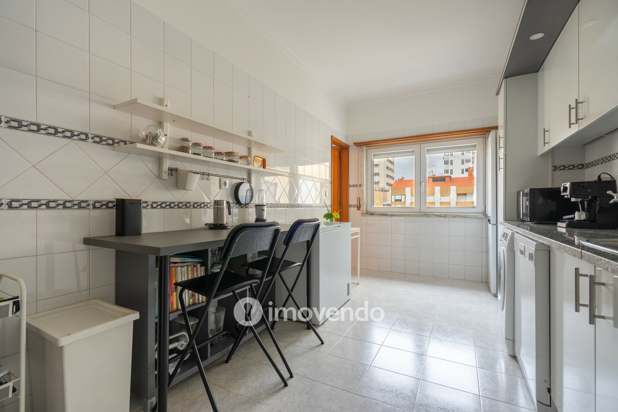 Apartamento T3 com áreas amplas e arrecadação, em Carnaxide