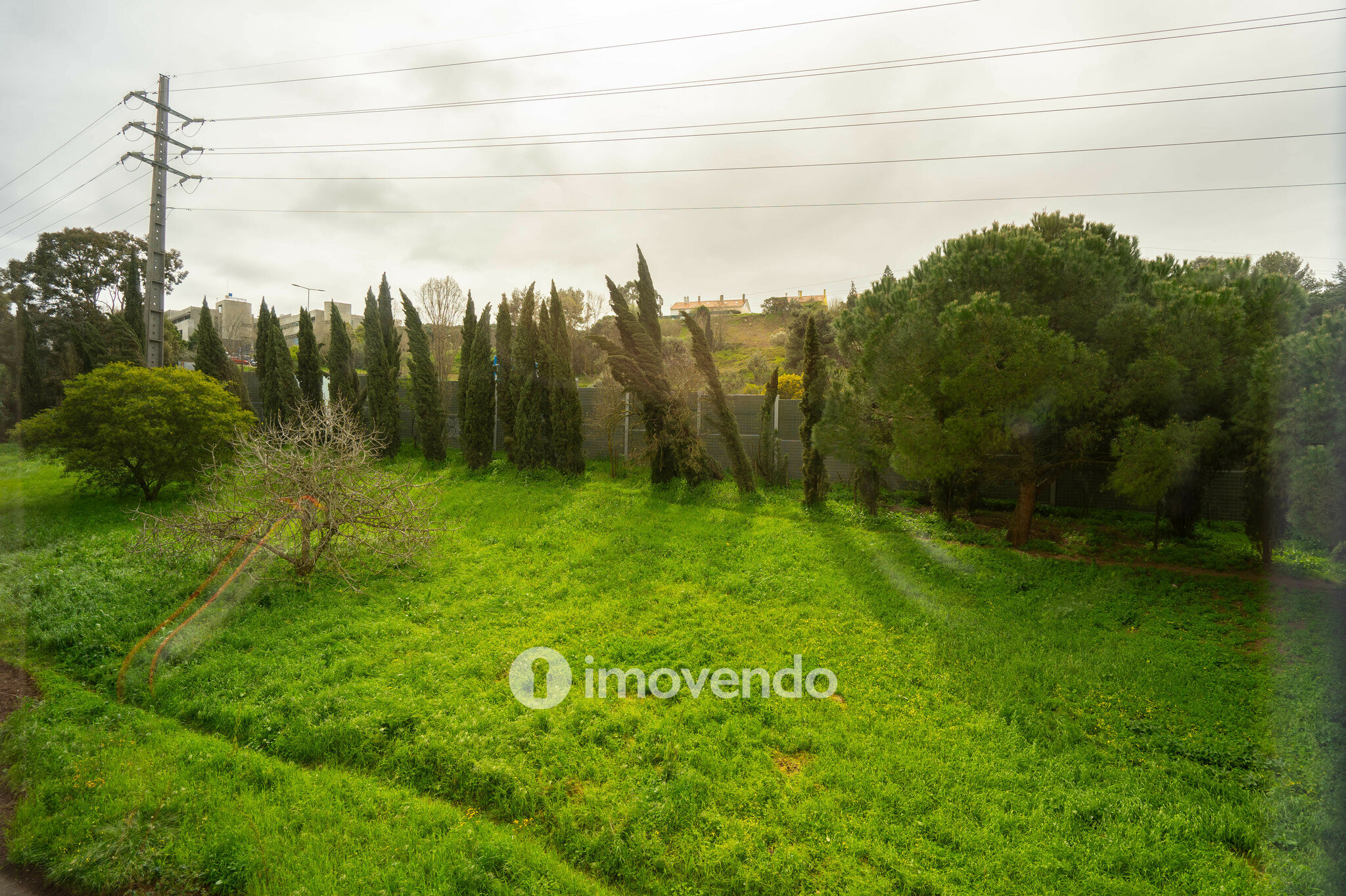 Apartamento T3 com áreas amplas e arrecadação, em Carnaxide