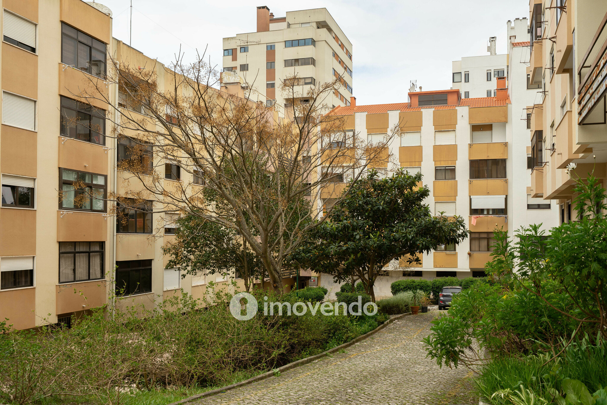 Apartamento T3 com áreas amplas e arrecadação, em Carnaxide