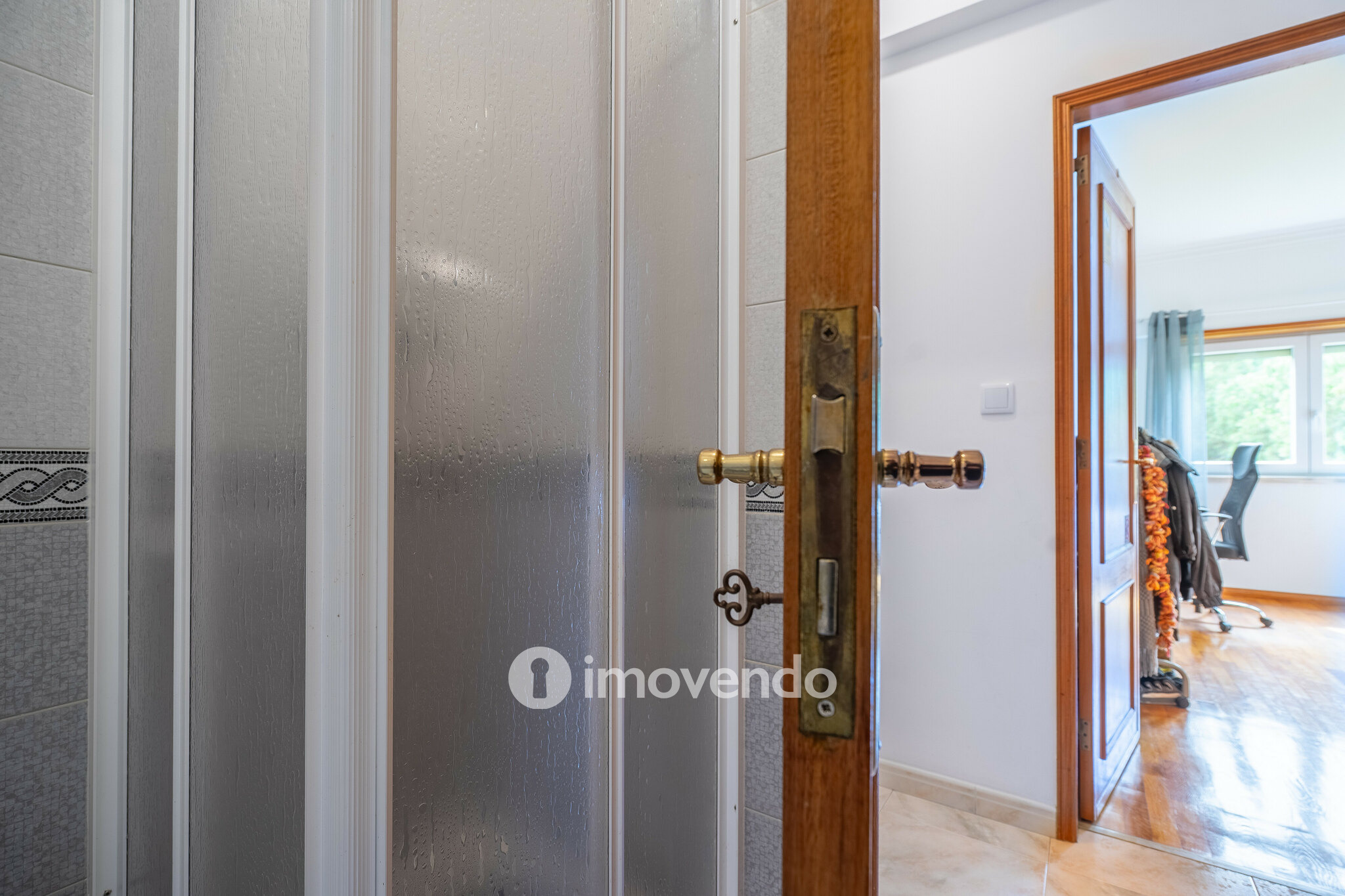 Apartamento T3 com áreas amplas e arrecadação, em Carnaxide