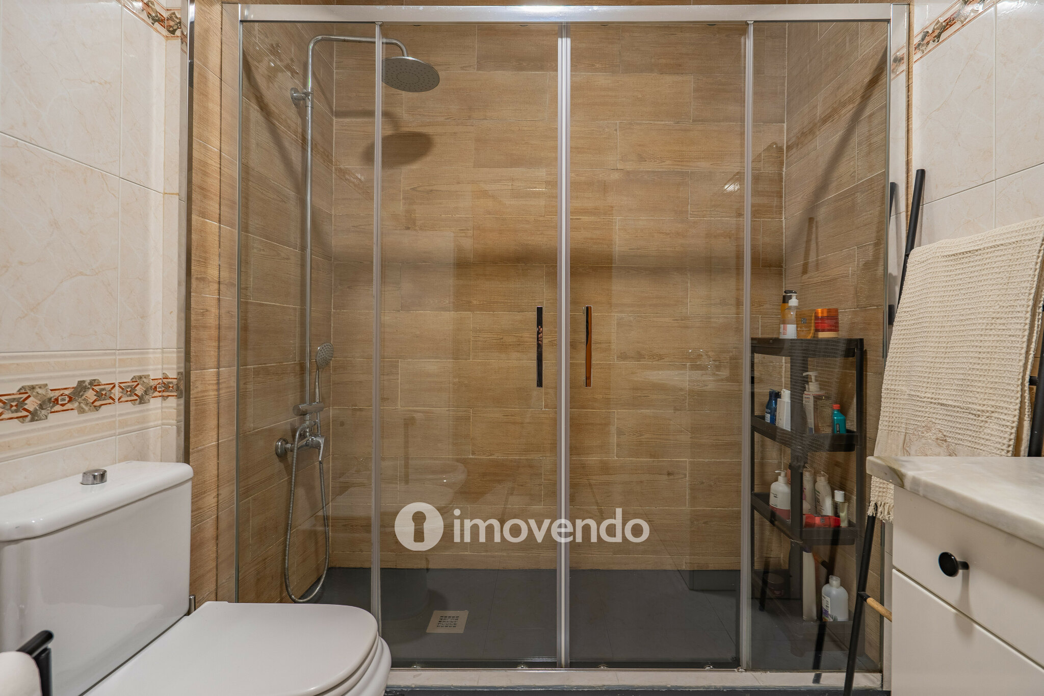 Apartamento T3 com áreas amplas e arrecadação, em Carnaxide