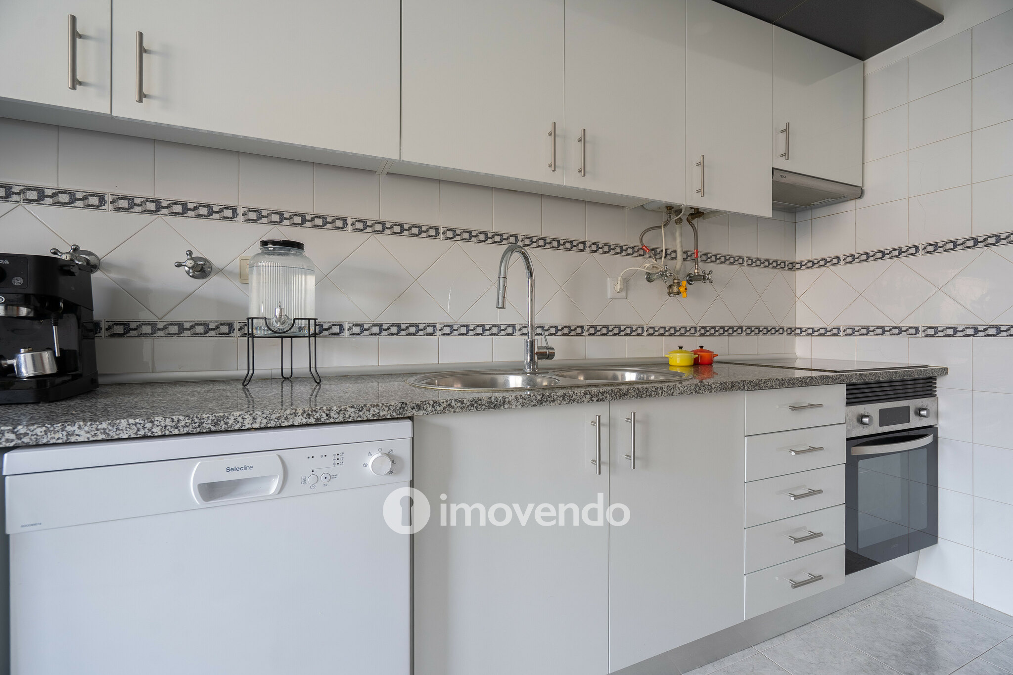 Apartamento T3 com áreas amplas e arrecadação, em Carnaxide