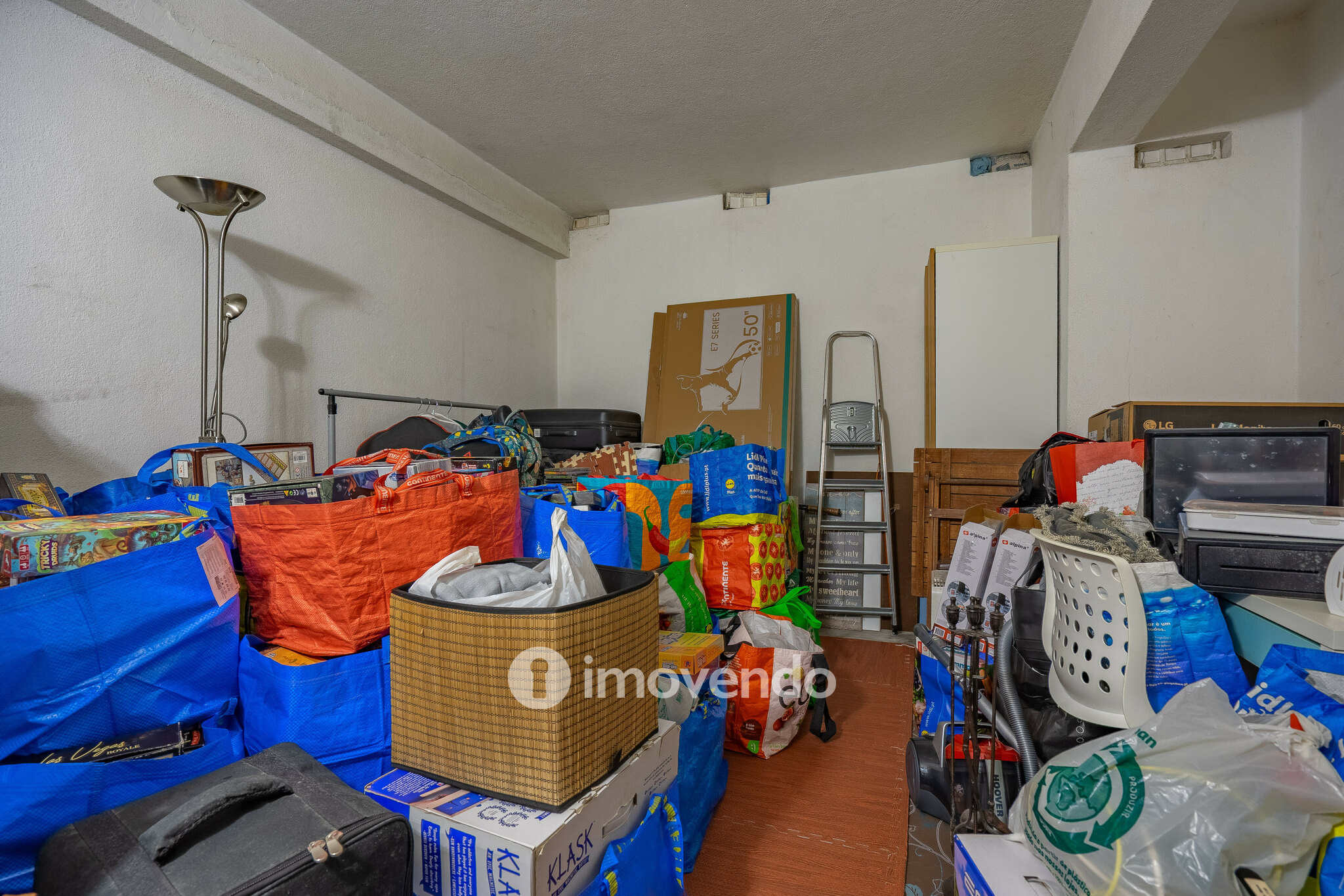 Apartamento T3 com áreas amplas e arrecadação, em Carnaxide
