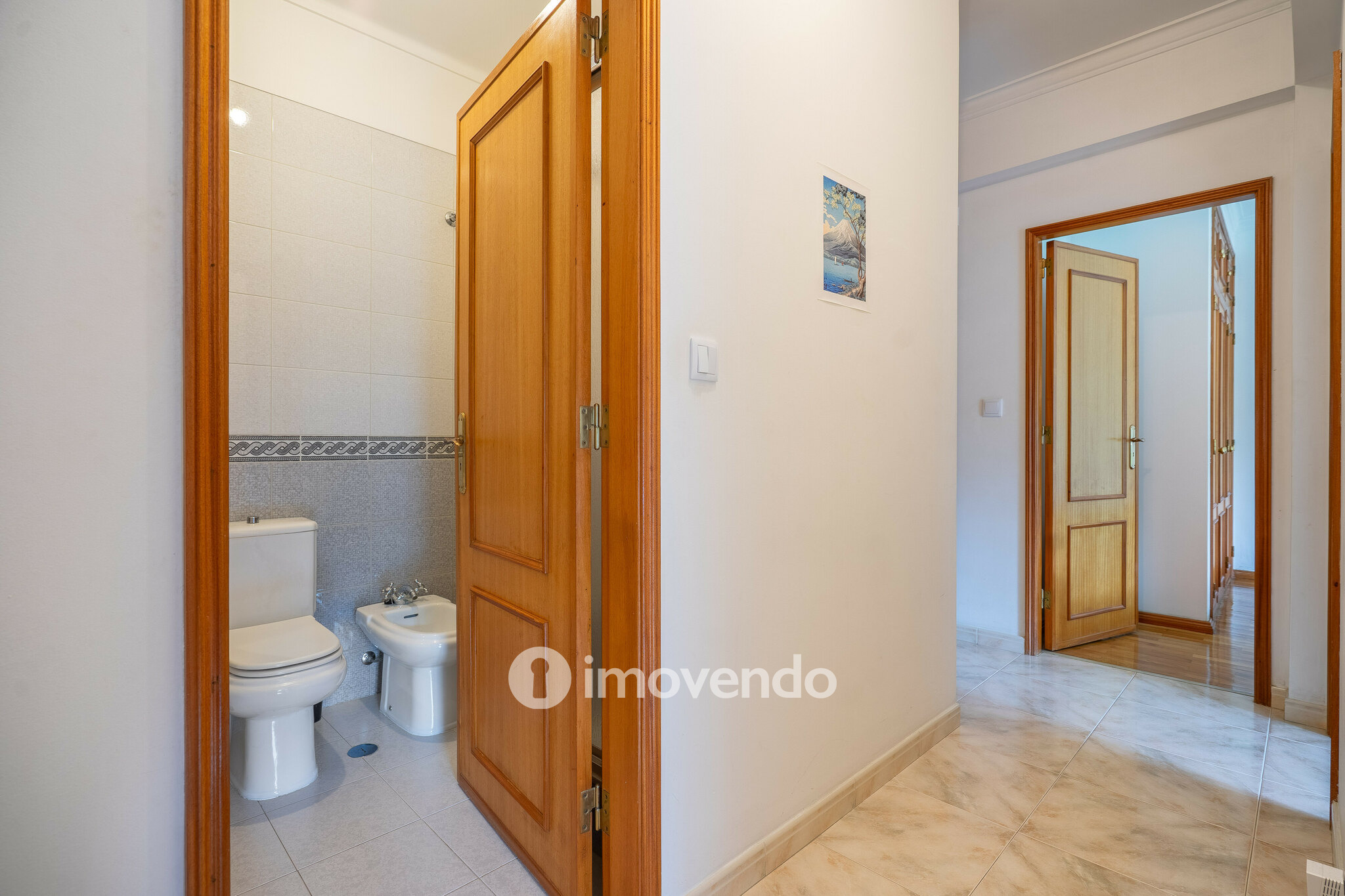 Apartamento T3 com áreas amplas e arrecadação, em Carnaxide