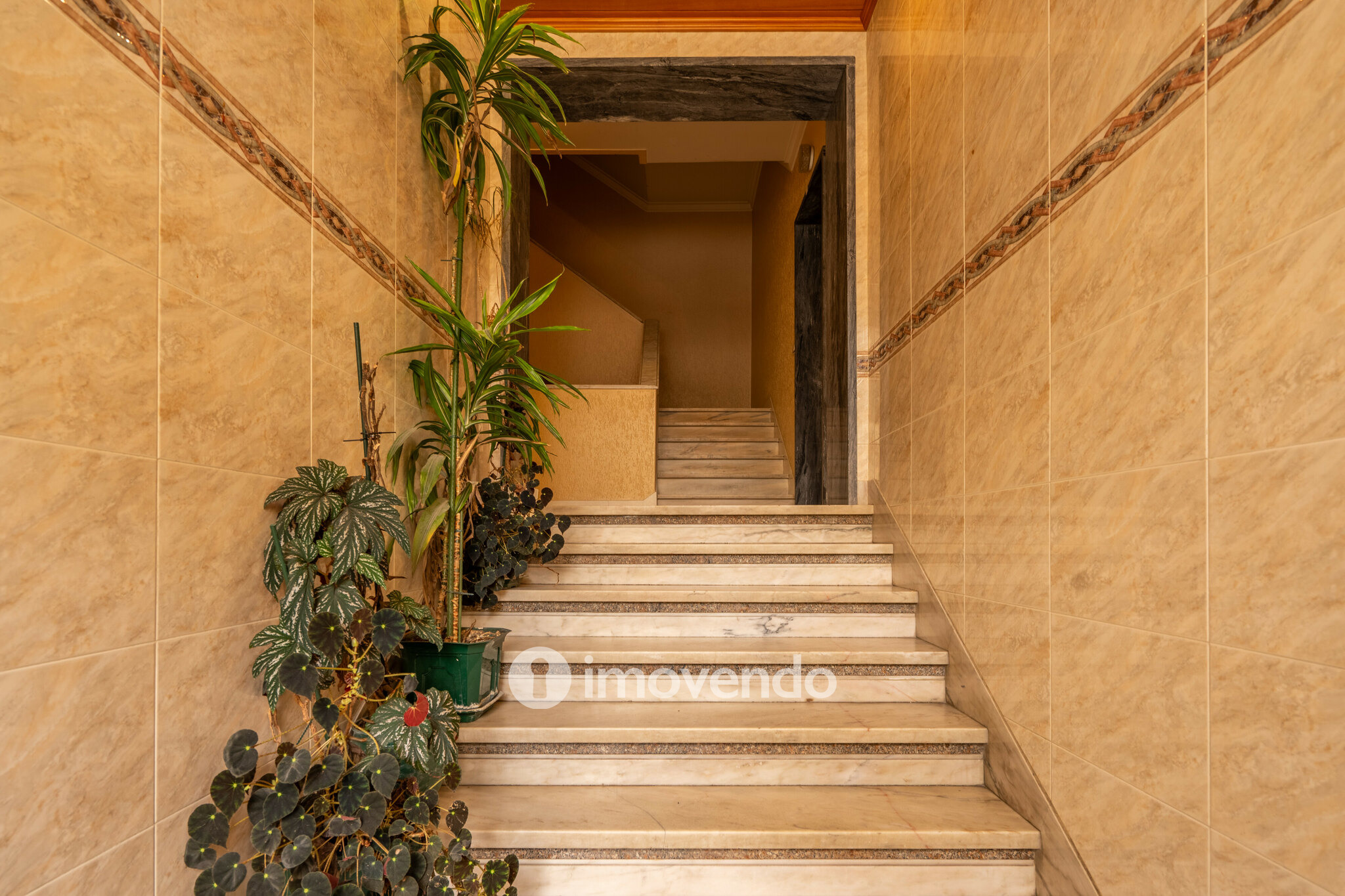 Apartamento T3 com áreas amplas e arrecadação, em Carnaxide