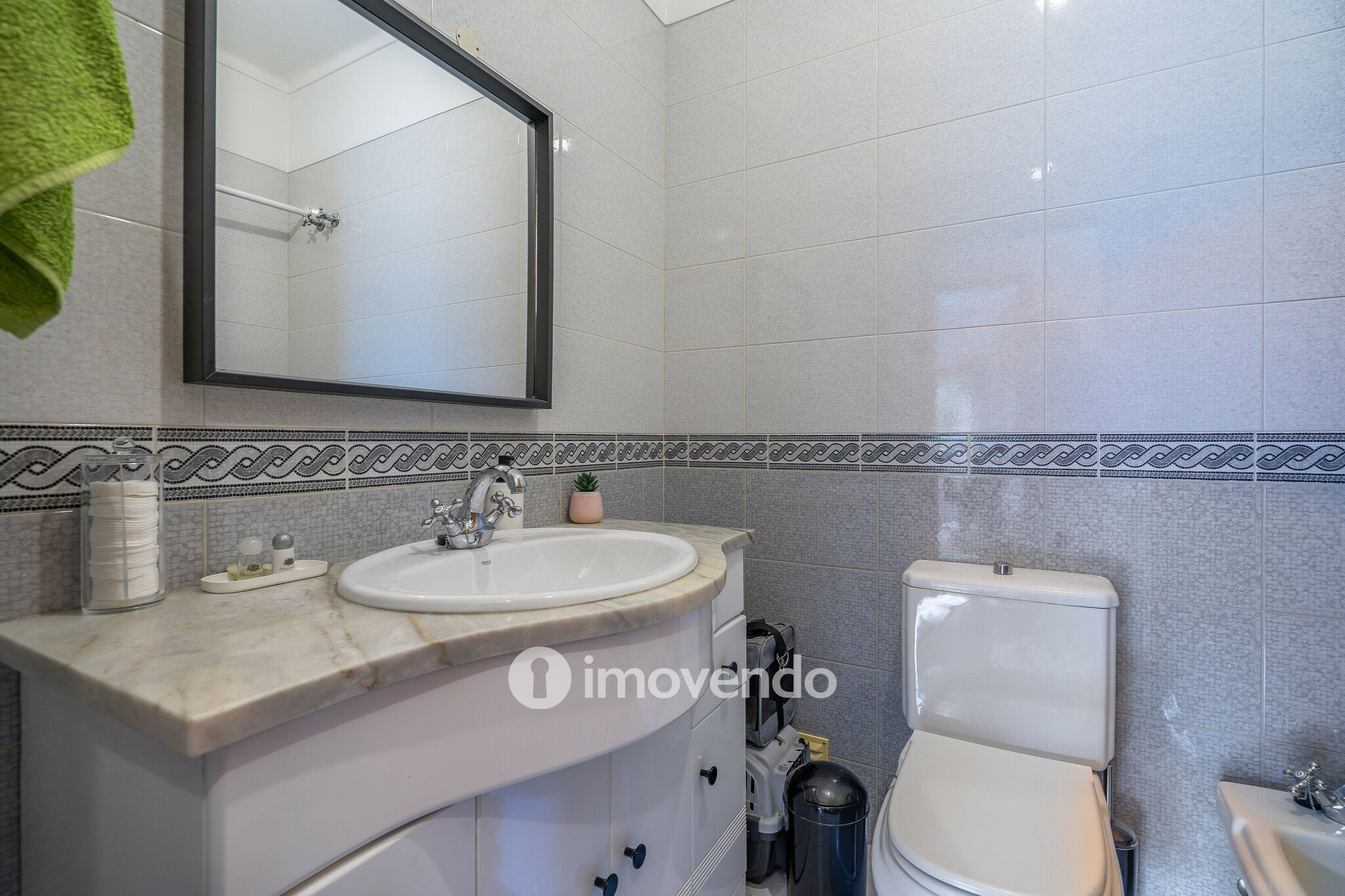 Apartamento T3 com áreas amplas e arrecadação, em Carnaxide