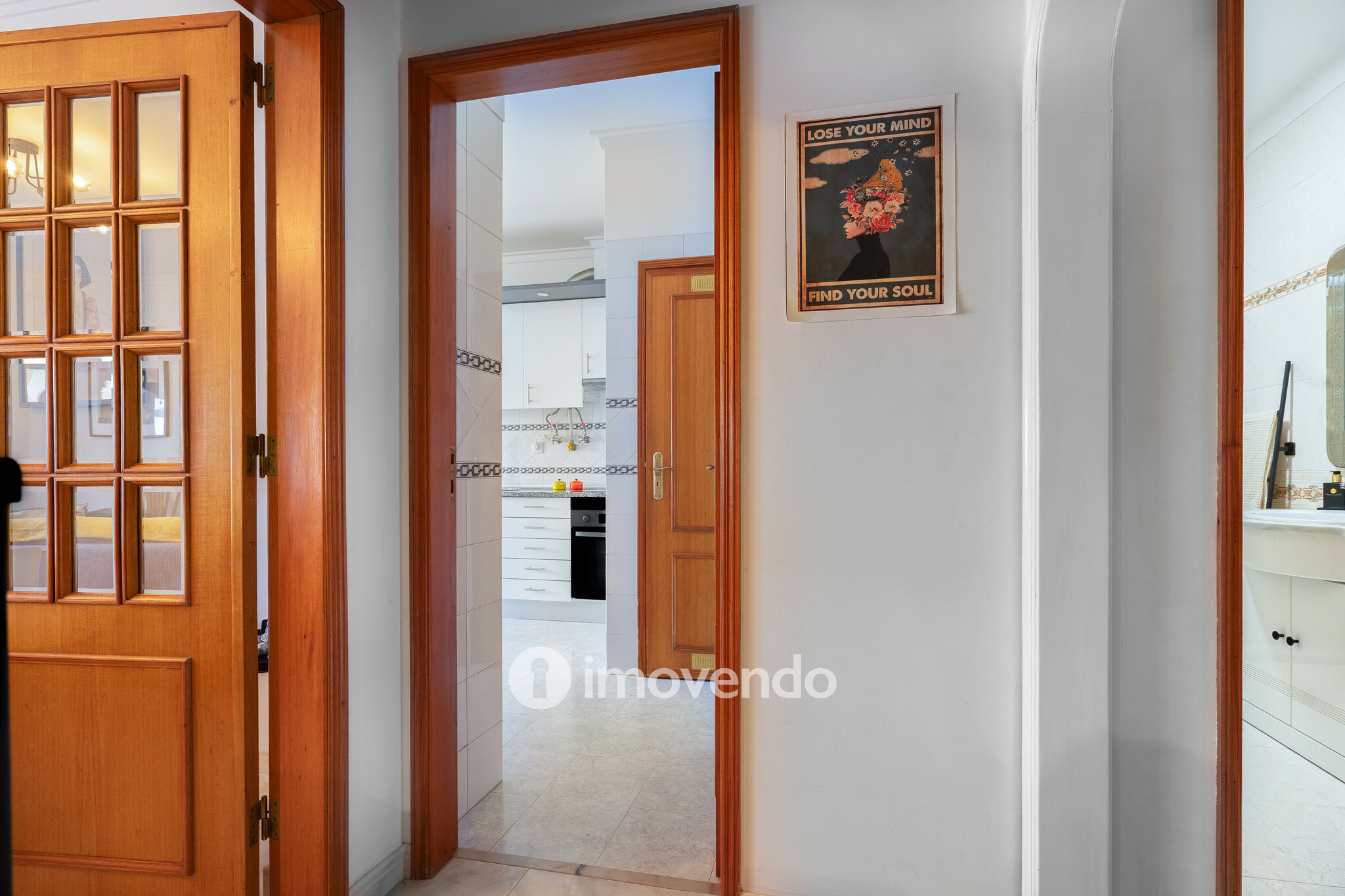 Apartamento T3 com áreas amplas e arrecadação, em Carnaxide