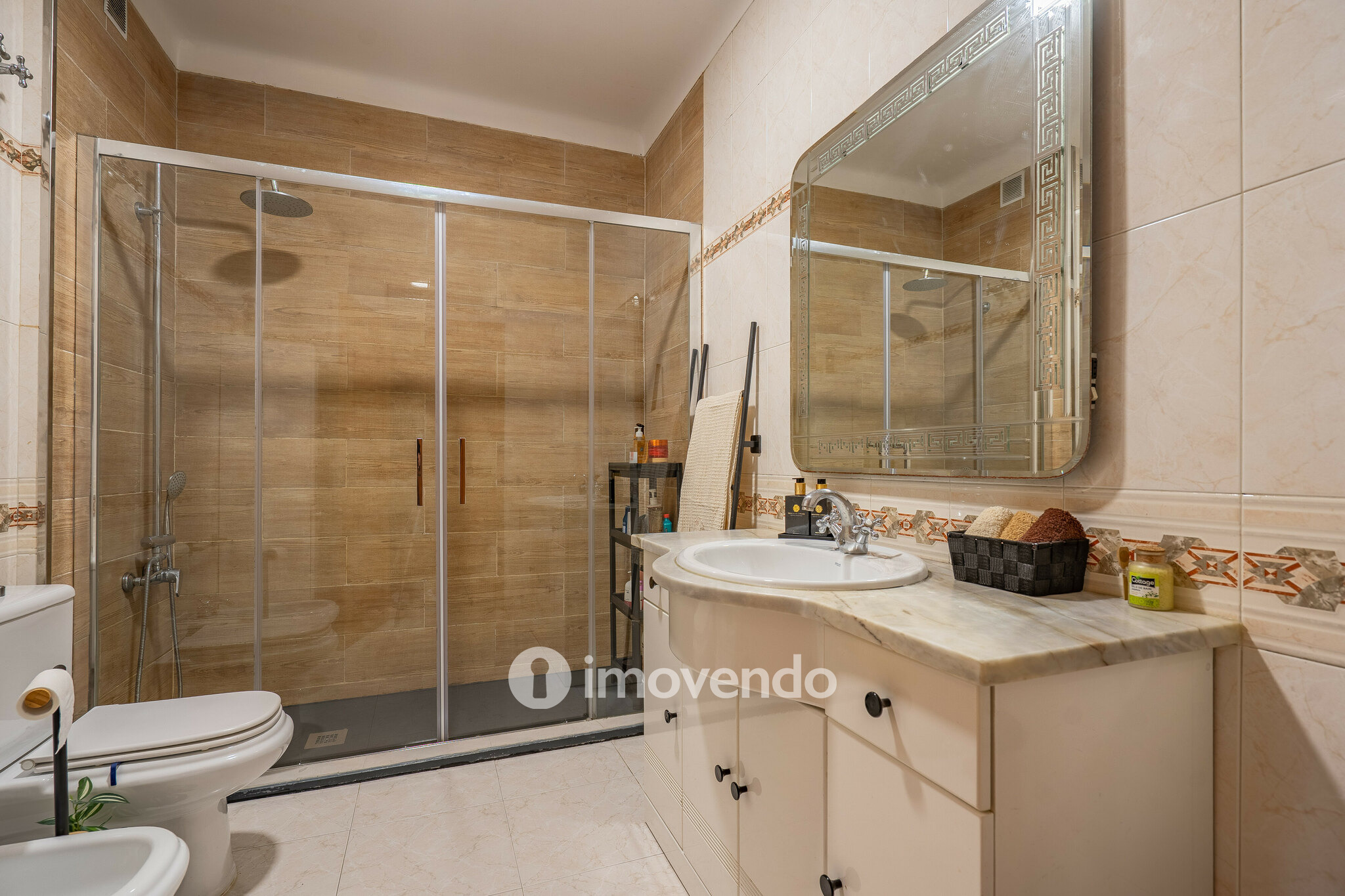 Apartamento T3 com áreas amplas e arrecadação, em Carnaxide