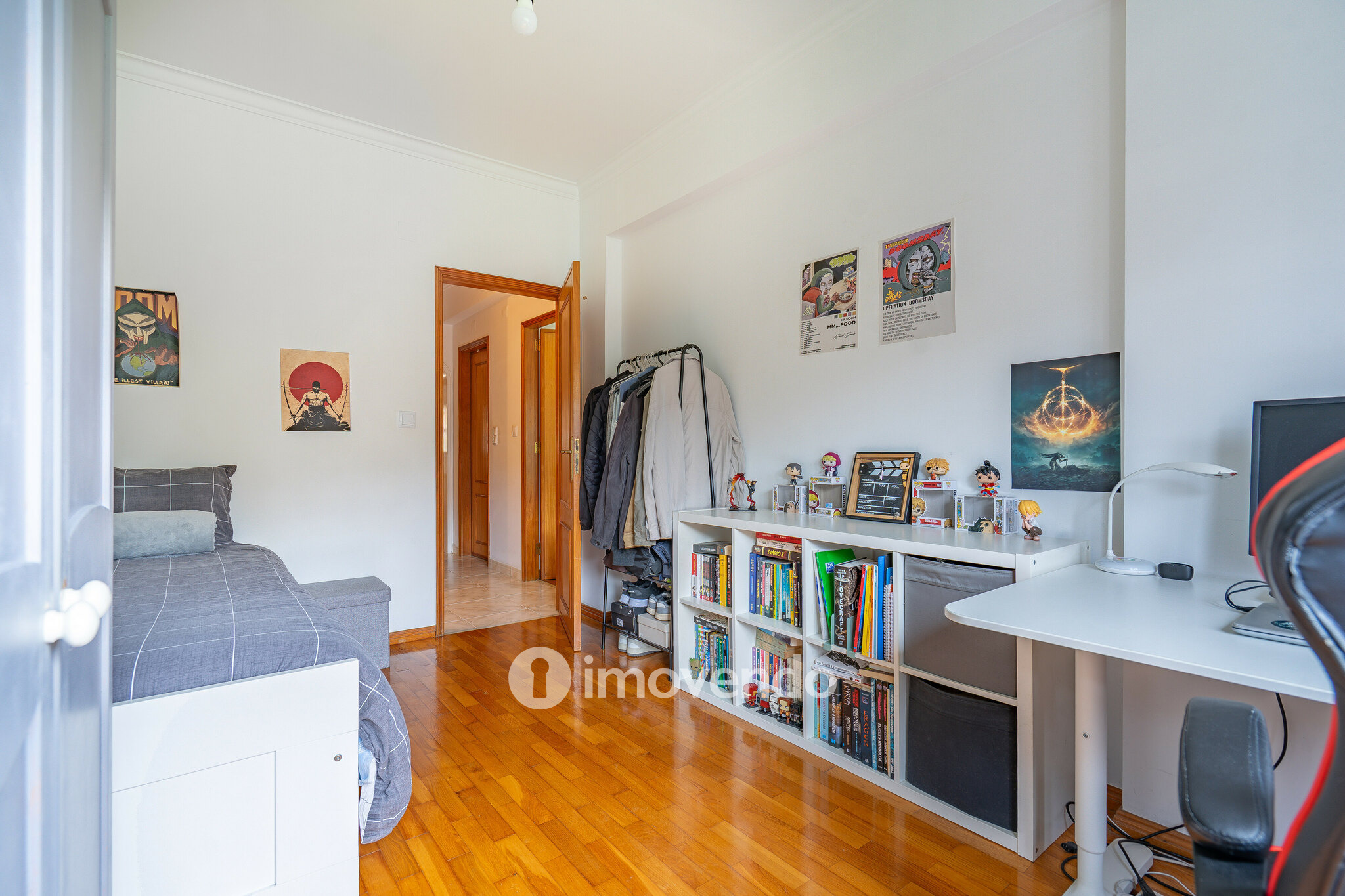 Apartamento T3 com áreas amplas e arrecadação, em Carnaxide