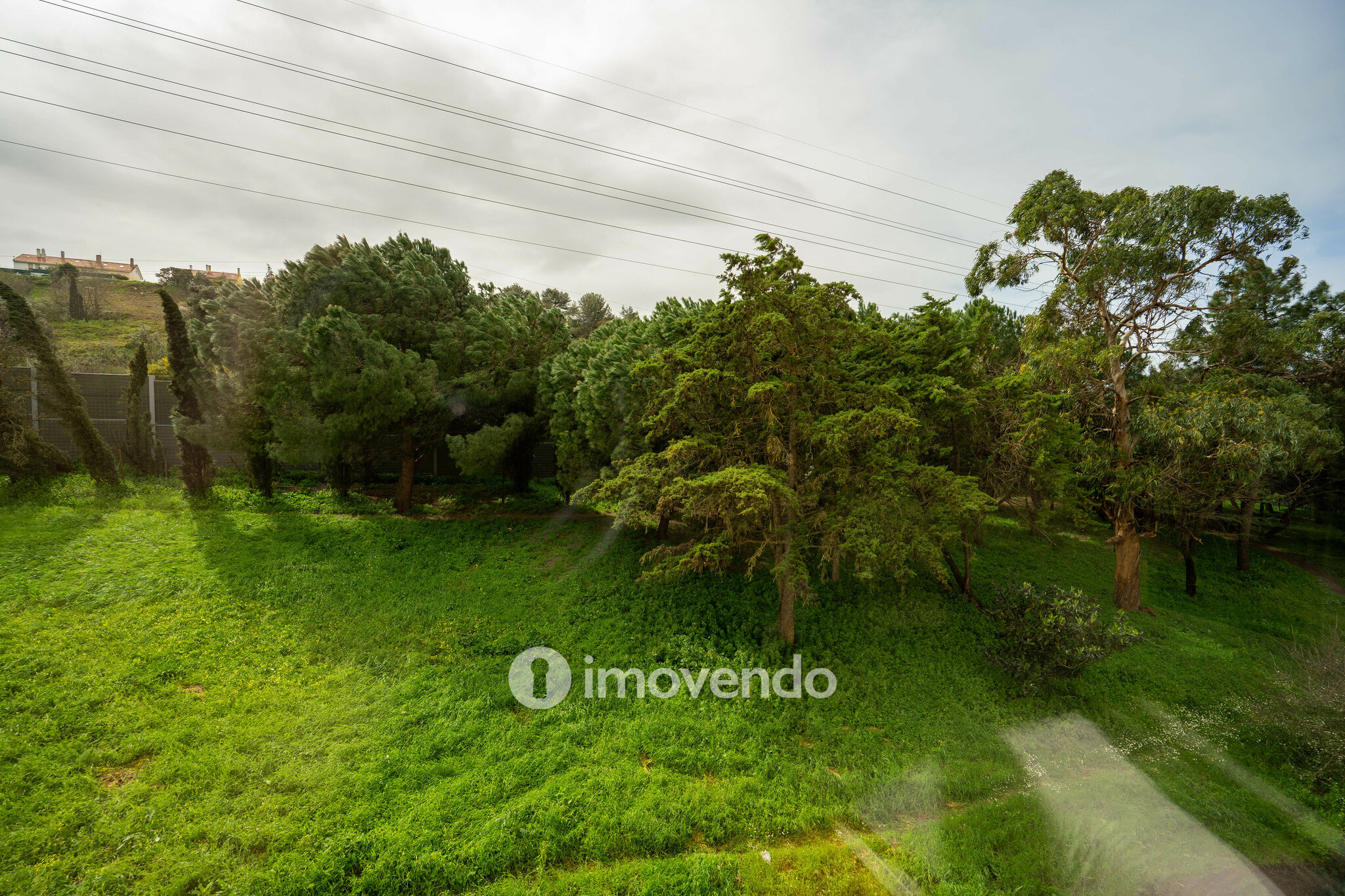 Apartamento T3 com áreas amplas e arrecadação, em Carnaxide