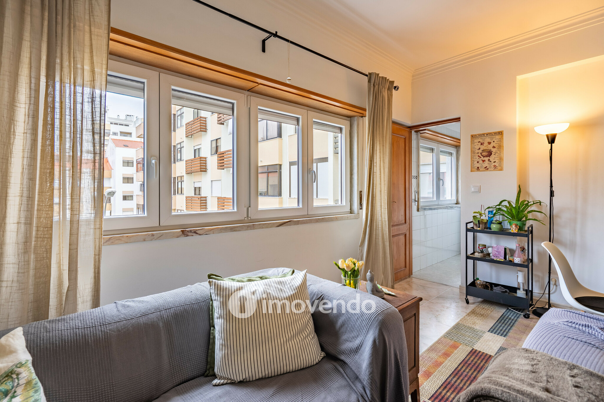 Apartamento T3 com áreas amplas e arrecadação, em Carnaxide