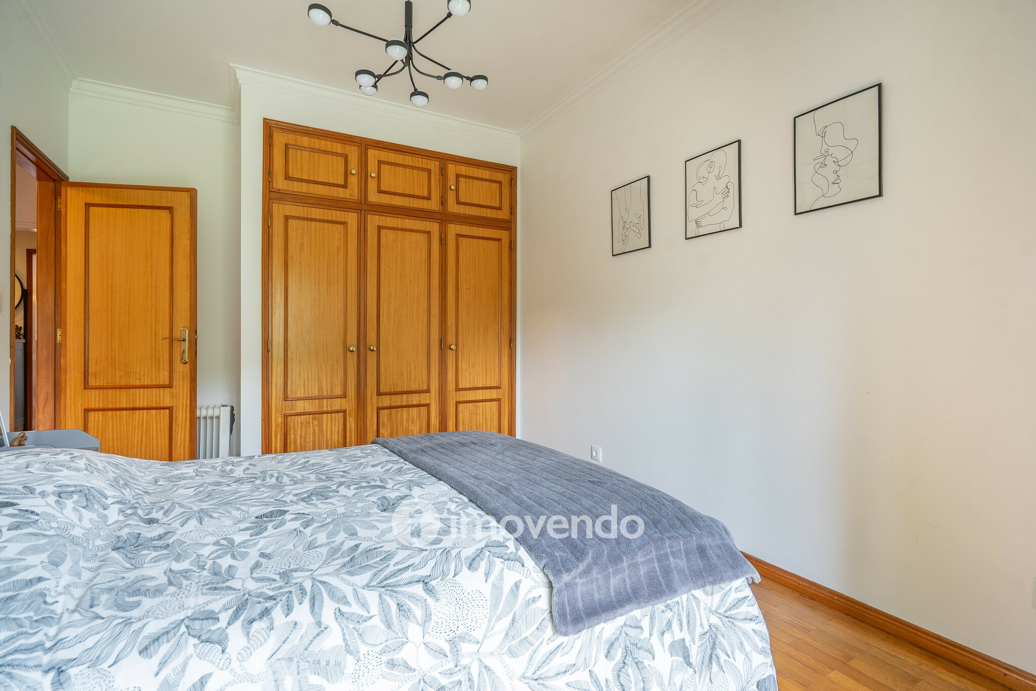 Apartamento T3 com áreas amplas e arrecadação, em Carnaxide