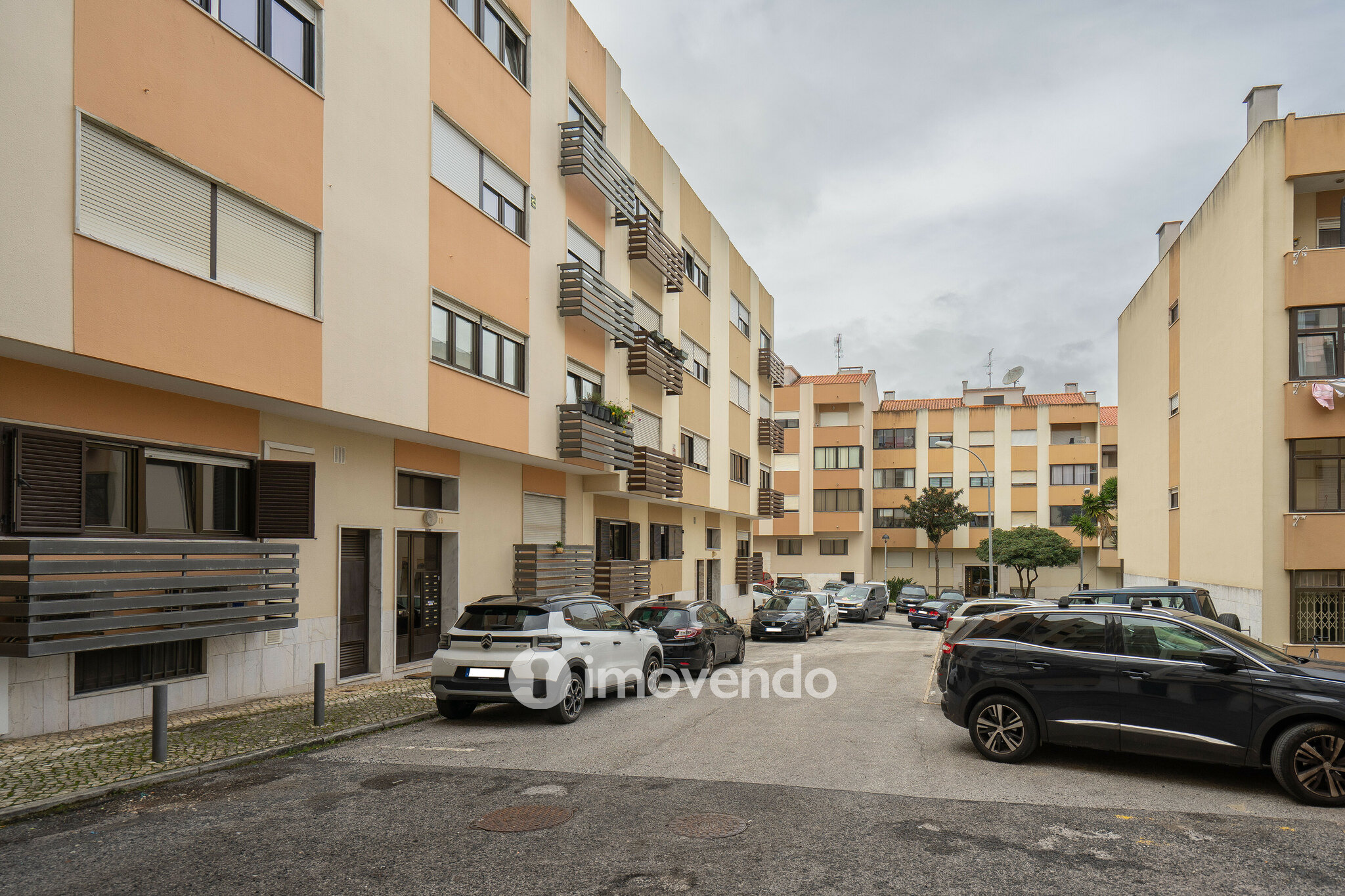 Apartamento T3 com áreas amplas e arrecadação, em Carnaxide