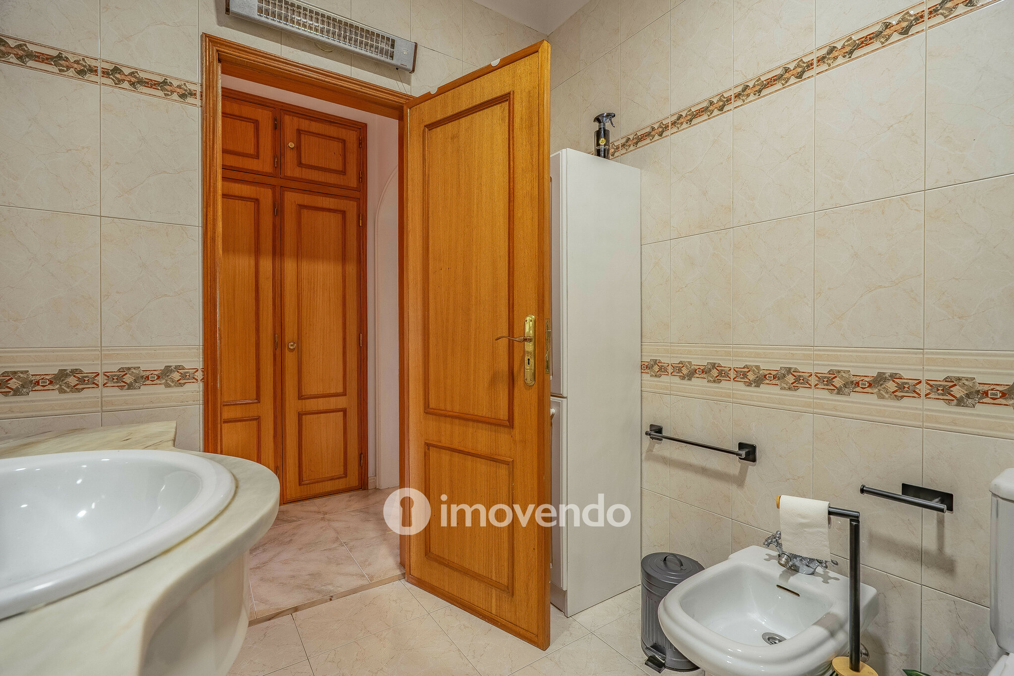 Apartamento T3 com áreas amplas e arrecadação, em Carnaxide