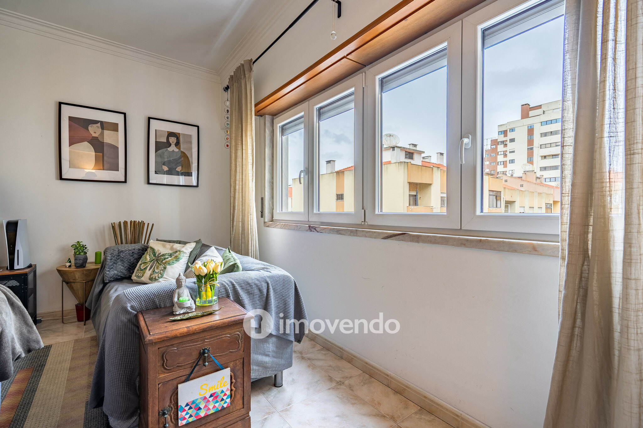 Apartamento T3 com áreas amplas e arrecadação, em Carnaxide