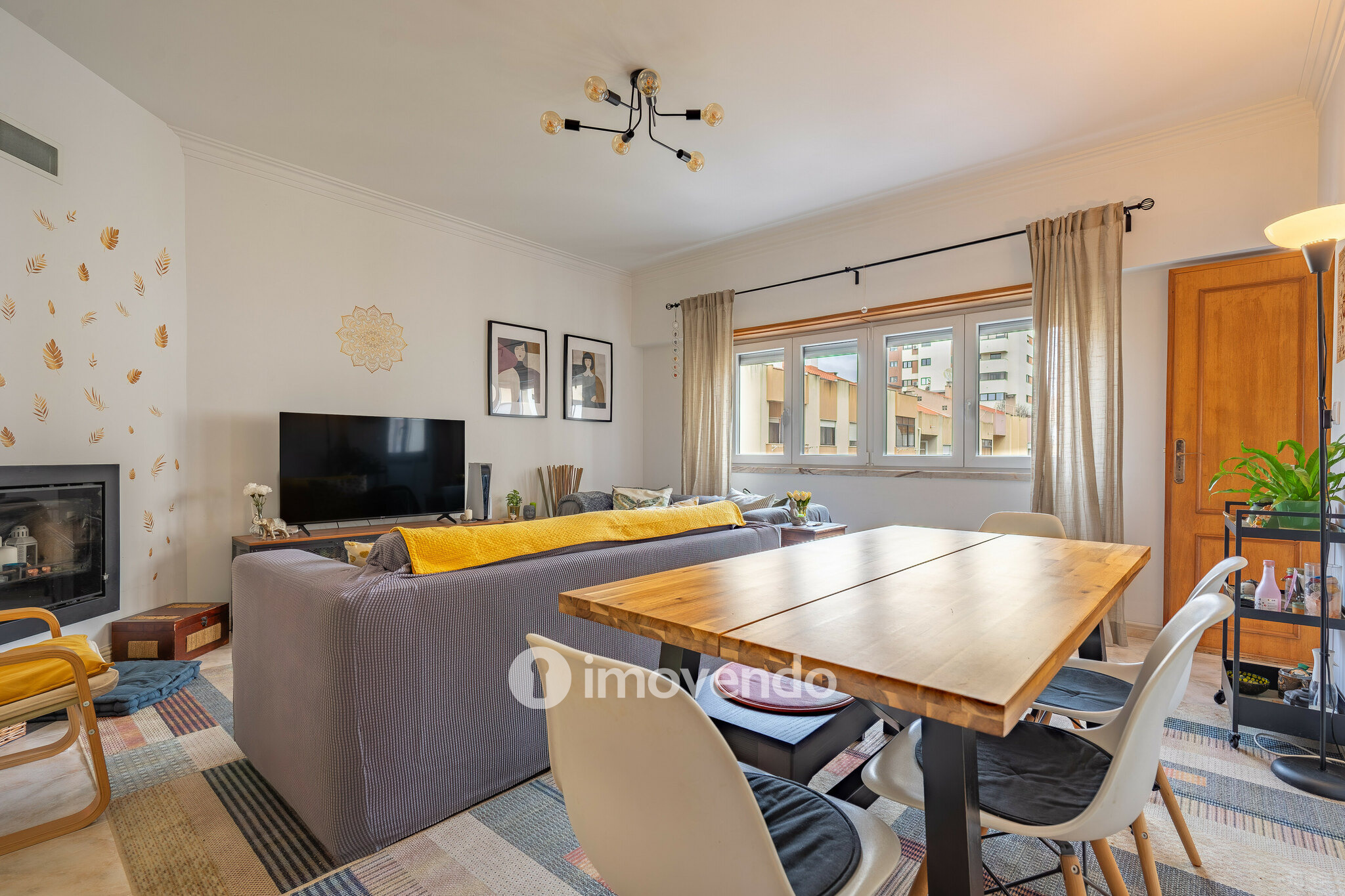 Apartamento T3 com áreas amplas e arrecadação, em Carnaxide