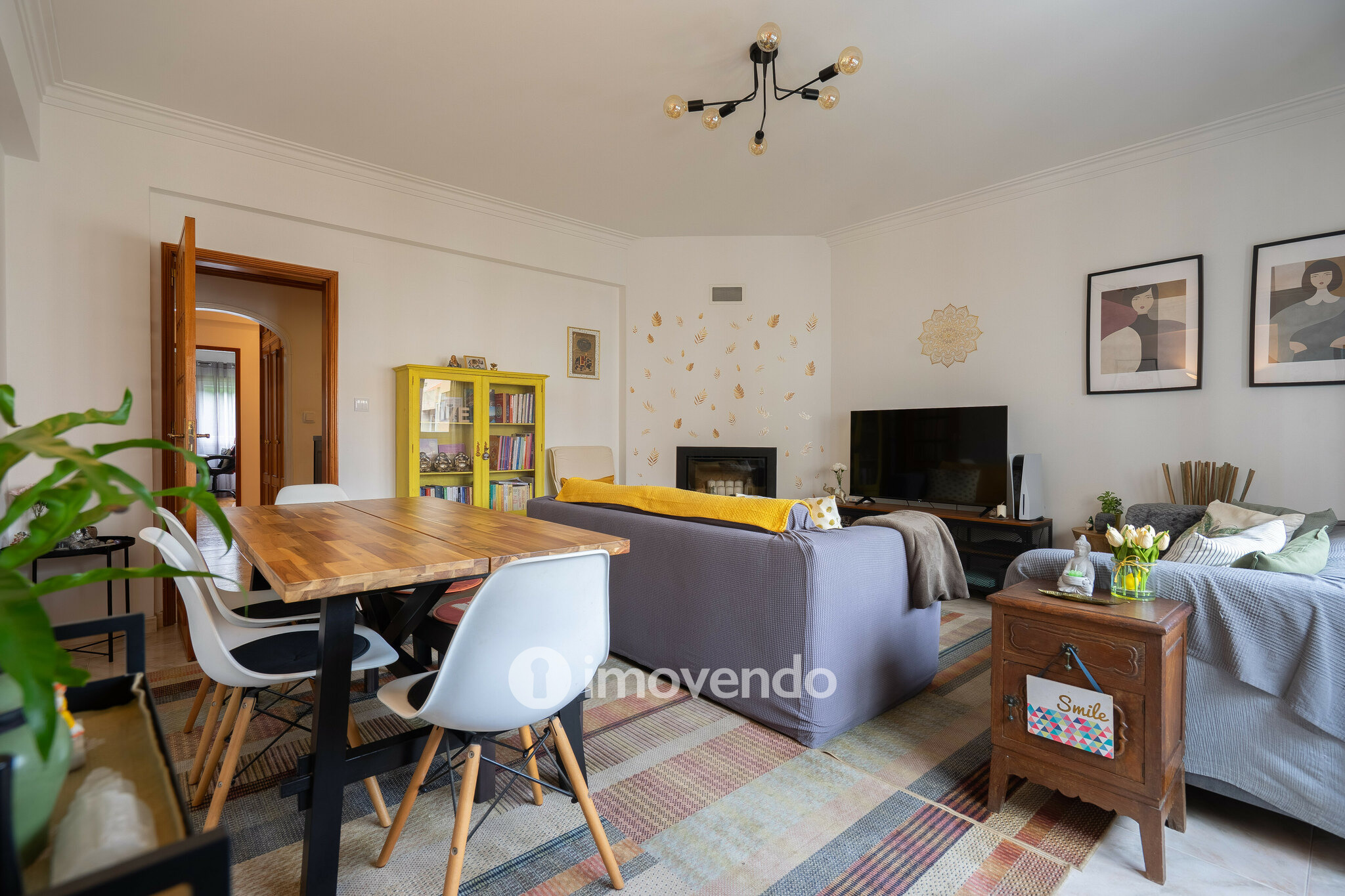 Apartamento T3 com áreas amplas e arrecadação, em Carnaxide