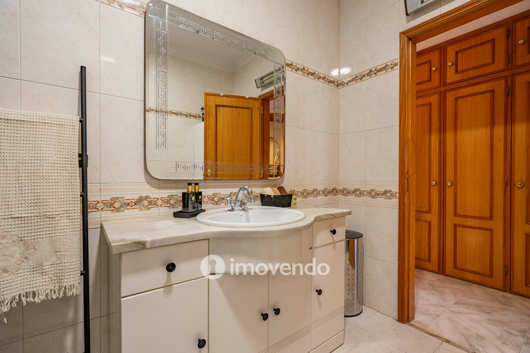 Apartamento T3 com áreas amplas e arrecadação, em Carnaxide