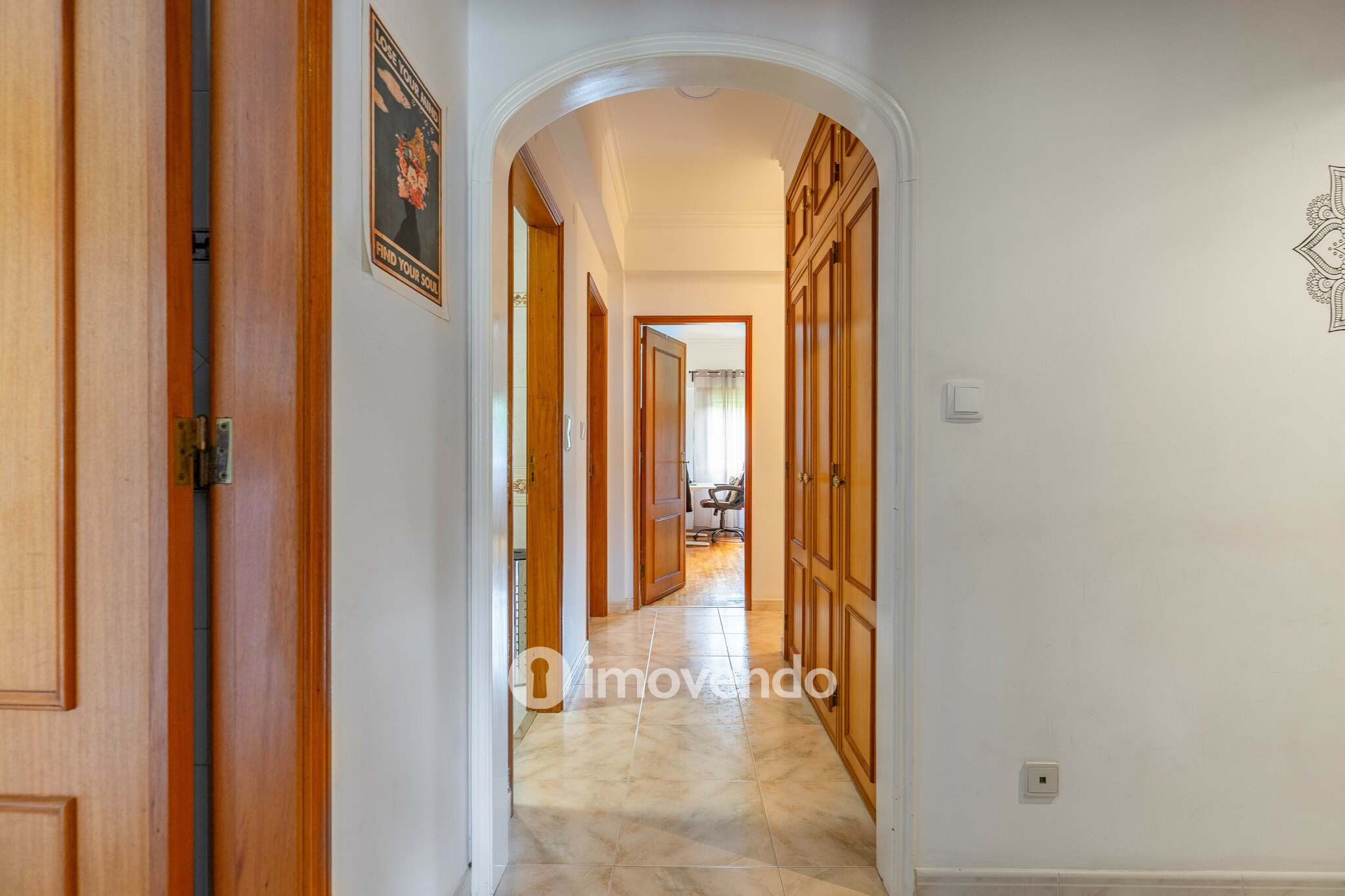 Apartamento T3 com áreas amplas e arrecadação, em Carnaxide