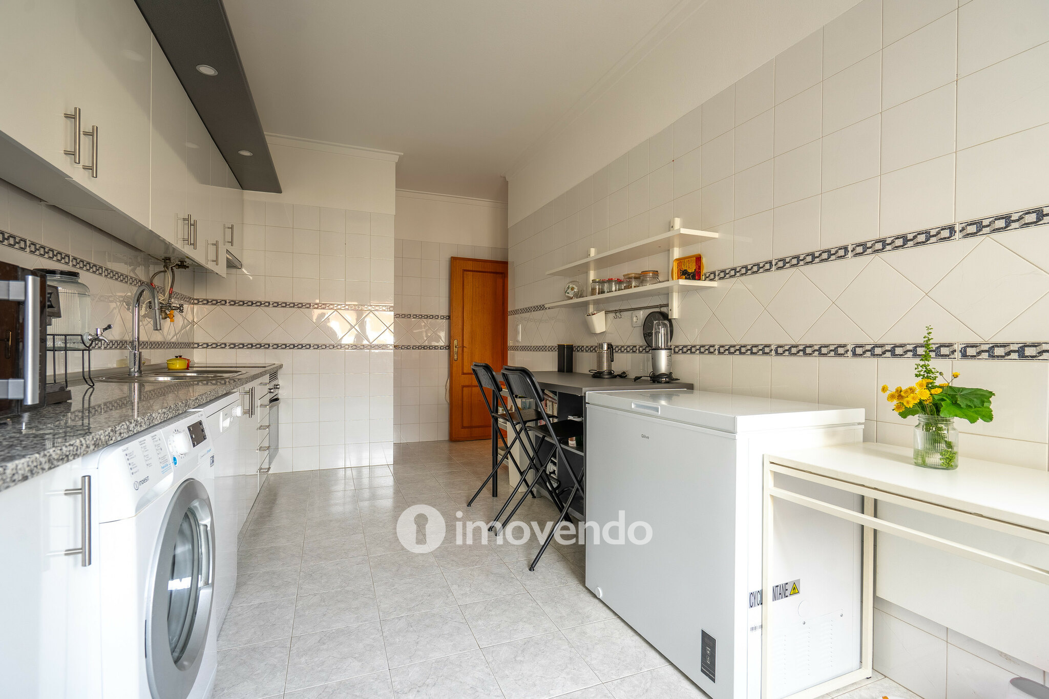 Apartamento T3 com áreas amplas e arrecadação, em Carnaxide