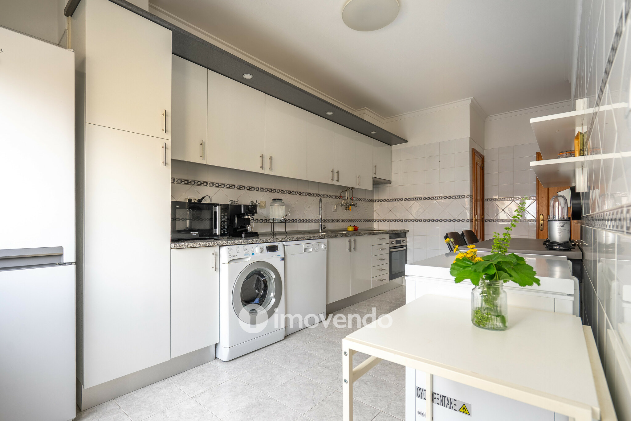 Apartamento T3 com áreas amplas e arrecadação, em Carnaxide