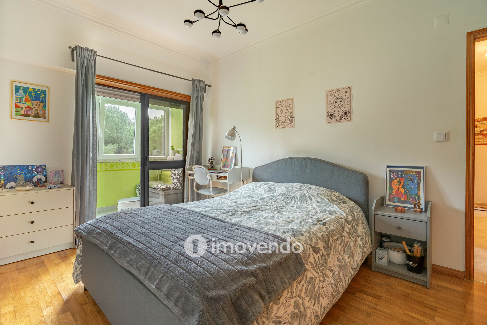 Apartamento T3 com áreas amplas e arrecadação, em Carnaxide