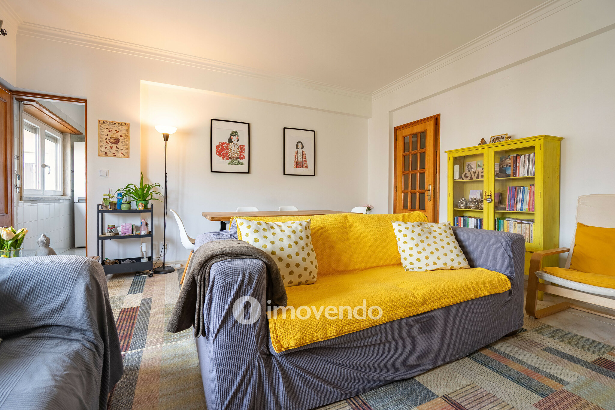 Apartamento T3 com áreas amplas e arrecadação, em Carnaxide