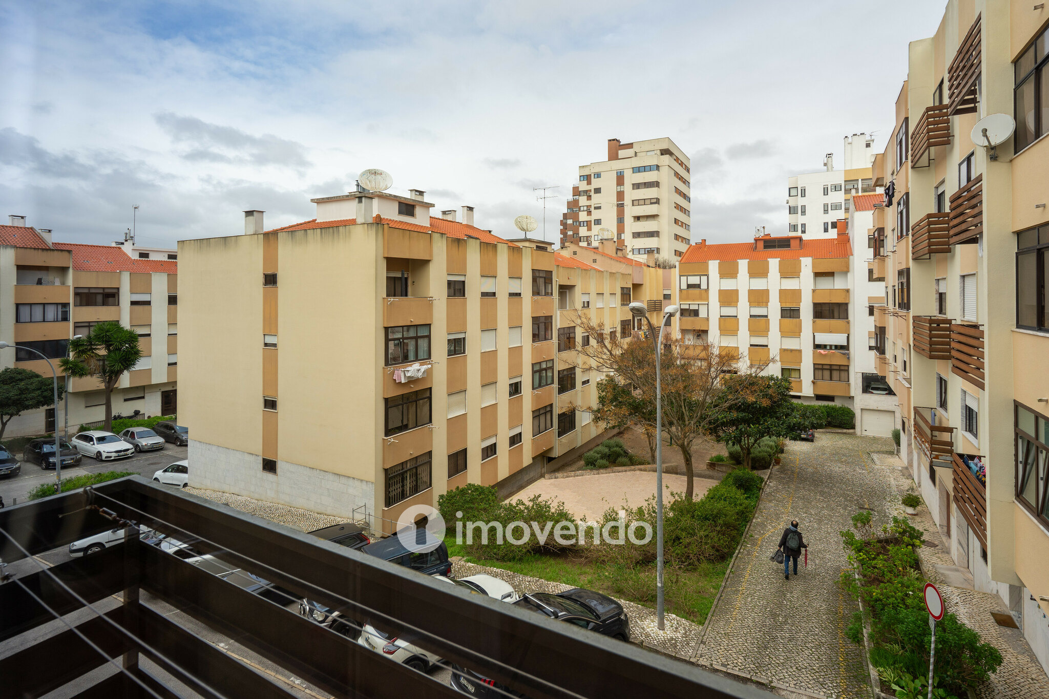 Apartamento T3 com áreas amplas e arrecadação, em Carnaxide