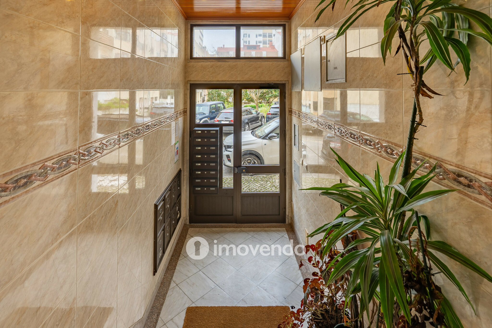 Apartamento T3 com áreas amplas e arrecadação, em Carnaxide