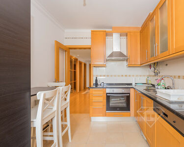 Apartamento T2, com cozinha equipada e áreas amplas, em Corroios