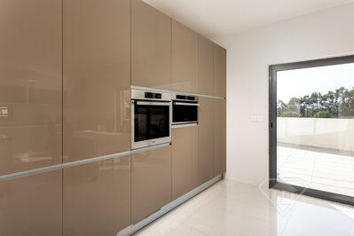 Moradia T4 de design moderno, com garagem e vistas únicas, em Loures