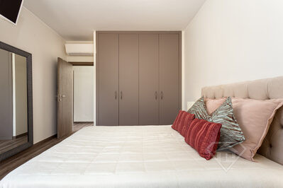Moradia T4 de design moderno, com garagem e vistas únicas, em Loures