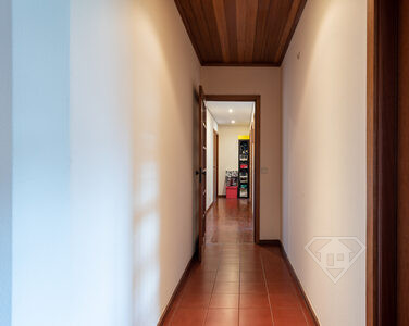 Apartamento T4, com garagem e áreas amplas, em Vila Nova de Gaia