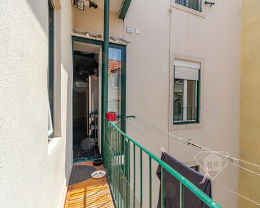 Apartamento T3, remodelado e com varanda, em Alcântara