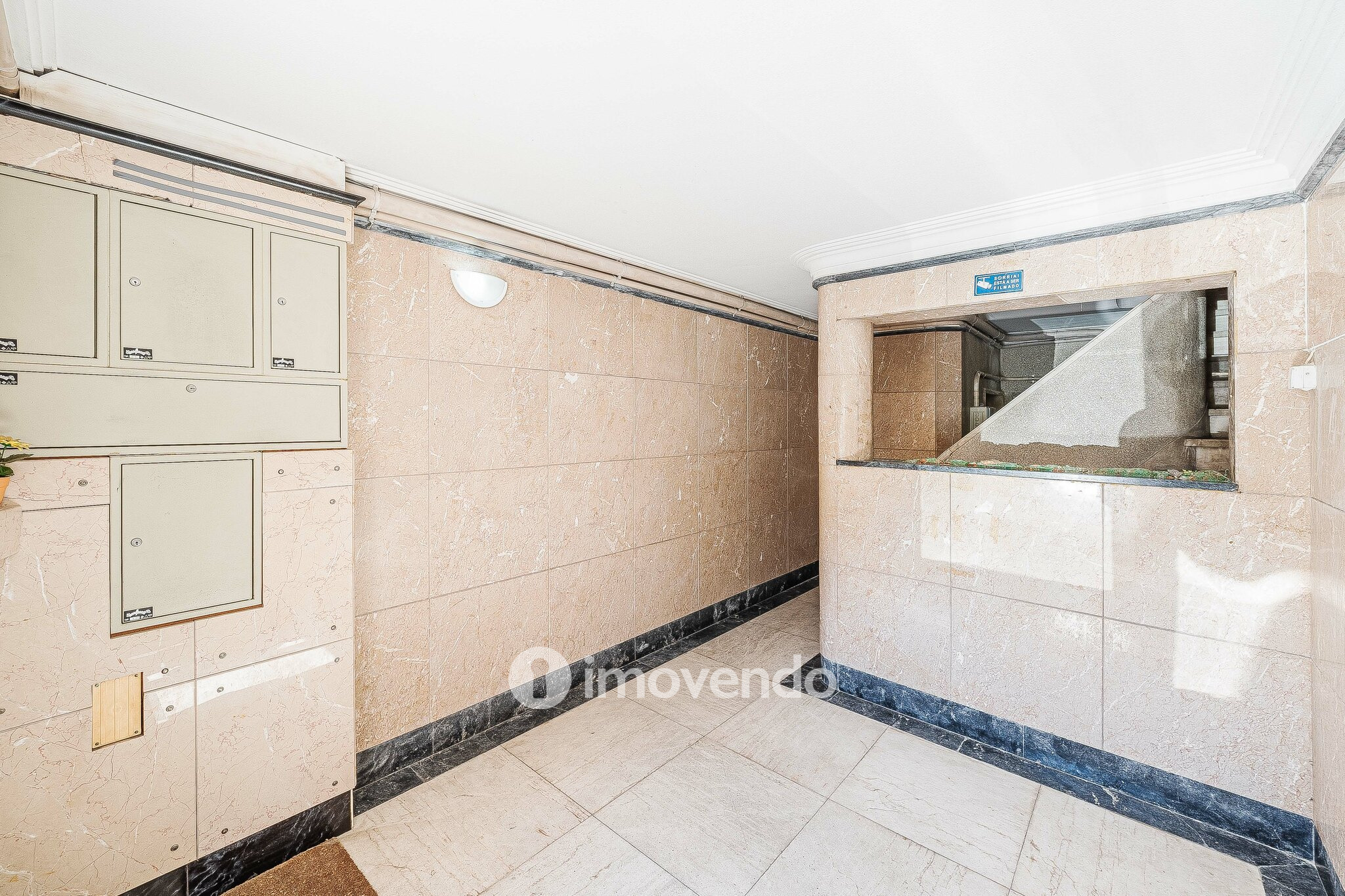 Apartamento T2 com duas varandas, na Graça, em Lisboa