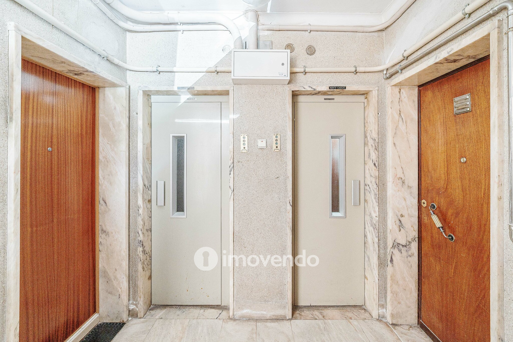 Apartamento T2 com duas varandas, na Graça, em Lisboa