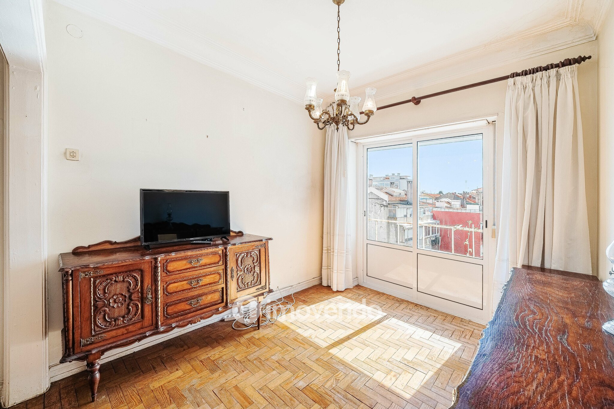 Apartamento T2 com duas varandas, na Graça, em Lisboa