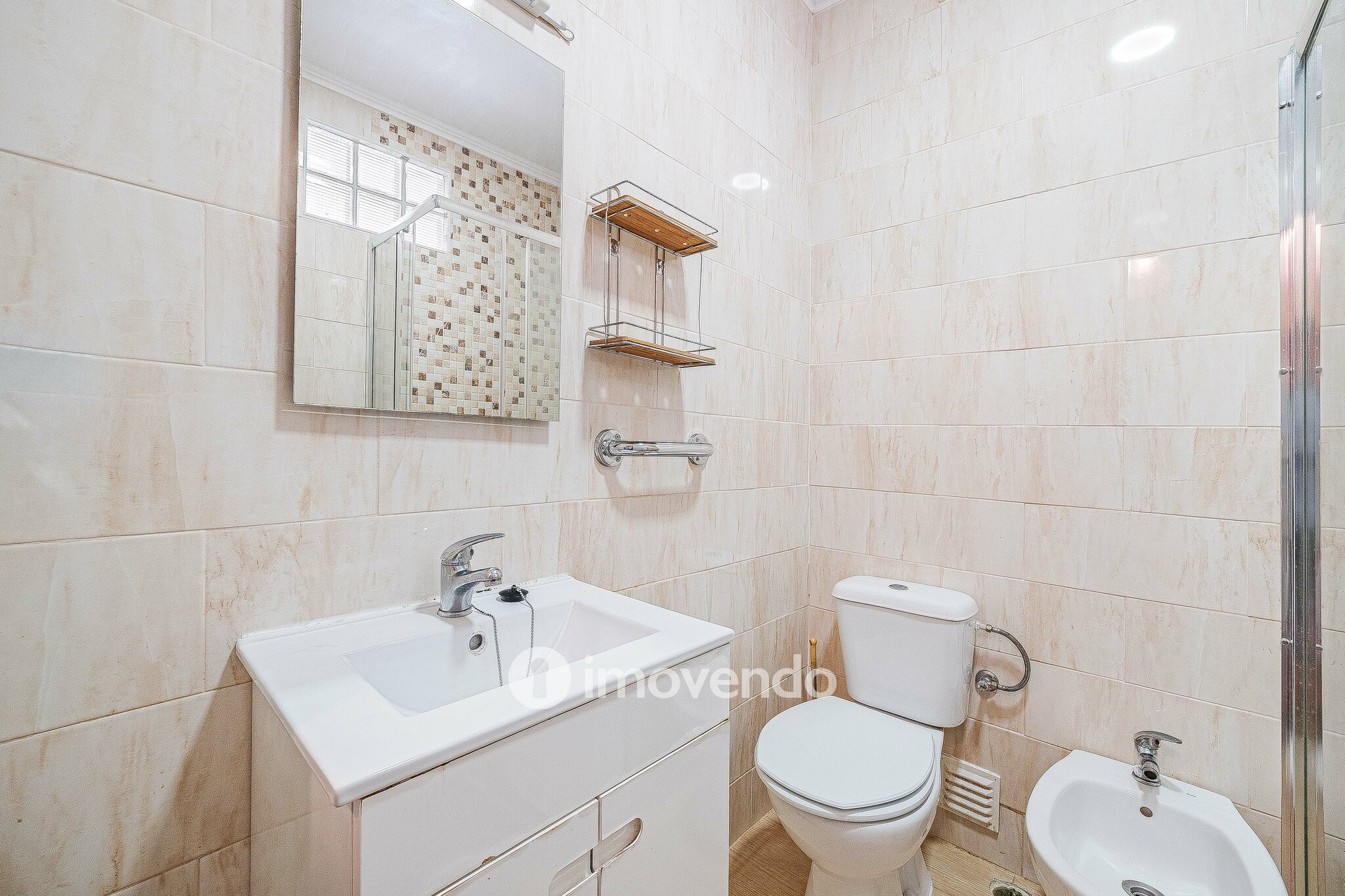 Apartamento T2 com duas varandas, na Graça, em Lisboa